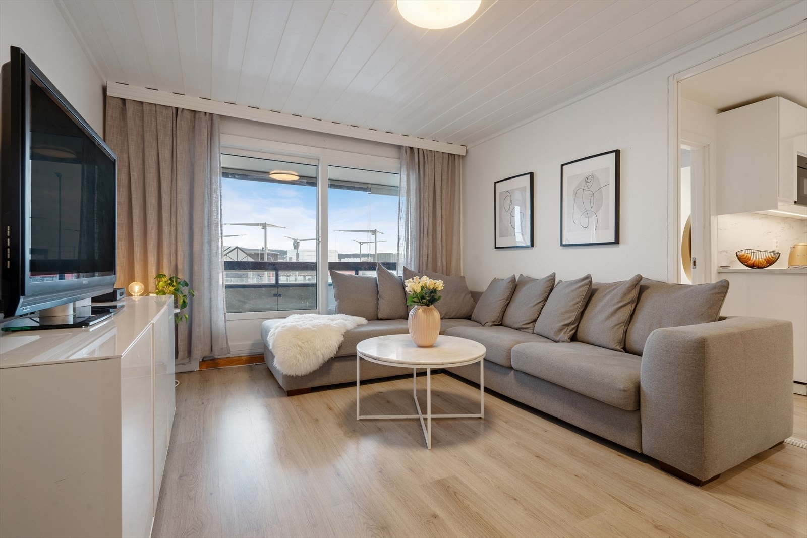 Overflatene i stuen ble oppgradert i 2018, med laminat på gulv og malte vegger. Galleribilde