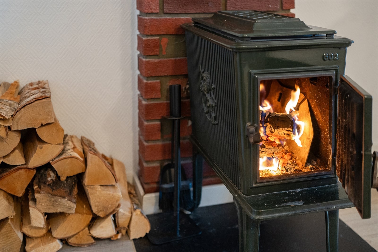 En sjarmerende vedovn og en teglkledd pipe fra byggeåret gir en lun atmosfære. Galleribilde