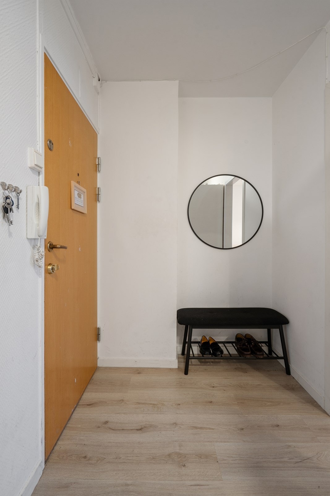 Entréen gir et godt førsteinntrykk med plass til å henge fra seg yttertøy. Galleribilde