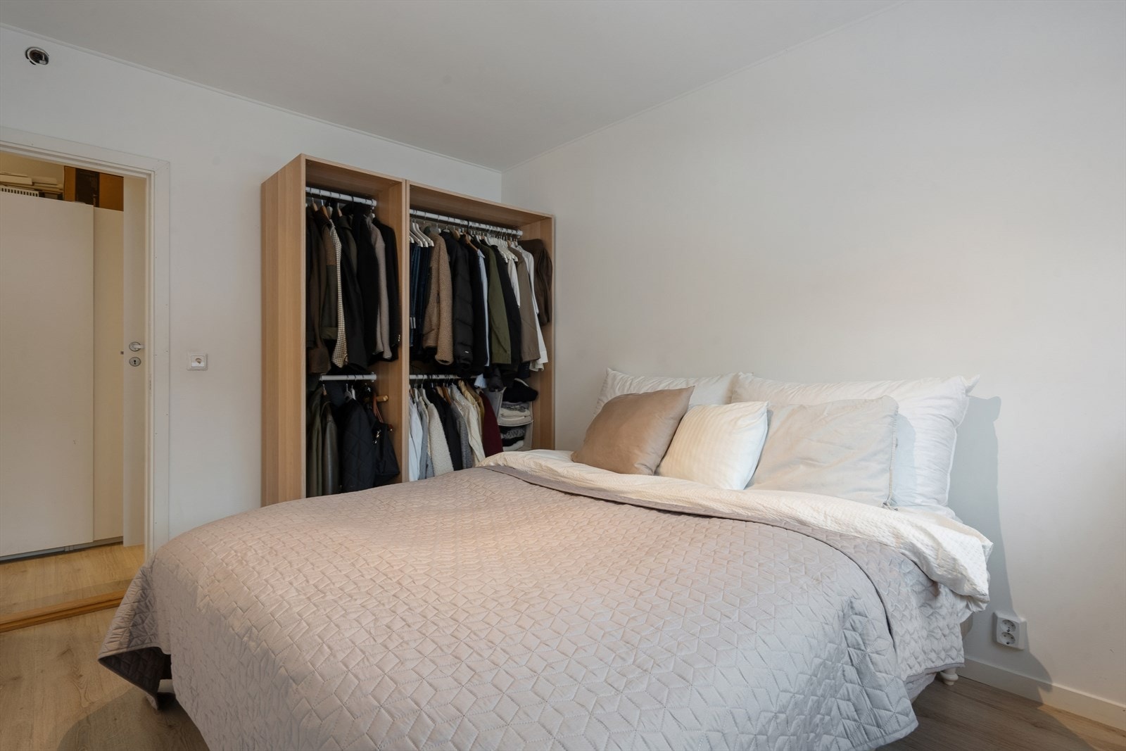 Hovedsoverommet er lyst og enkelt å møblere, med god plass til dobbeltseng og garderobeløsning (medfølger ikke). Galleribilde