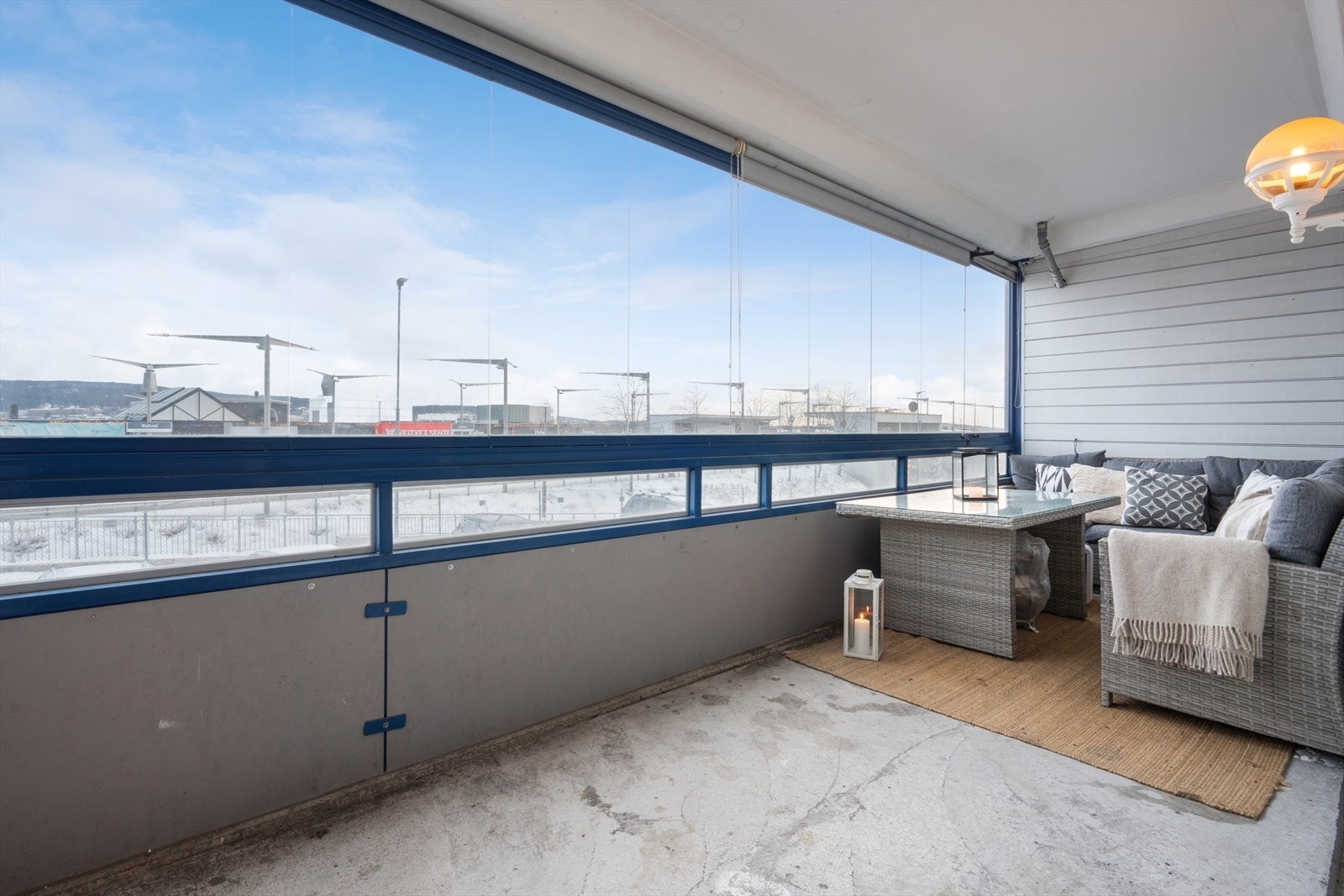 Den store, innglassede balkongen på 14 m² fungerer som en flott forlengelse av stuen. Galleribilde