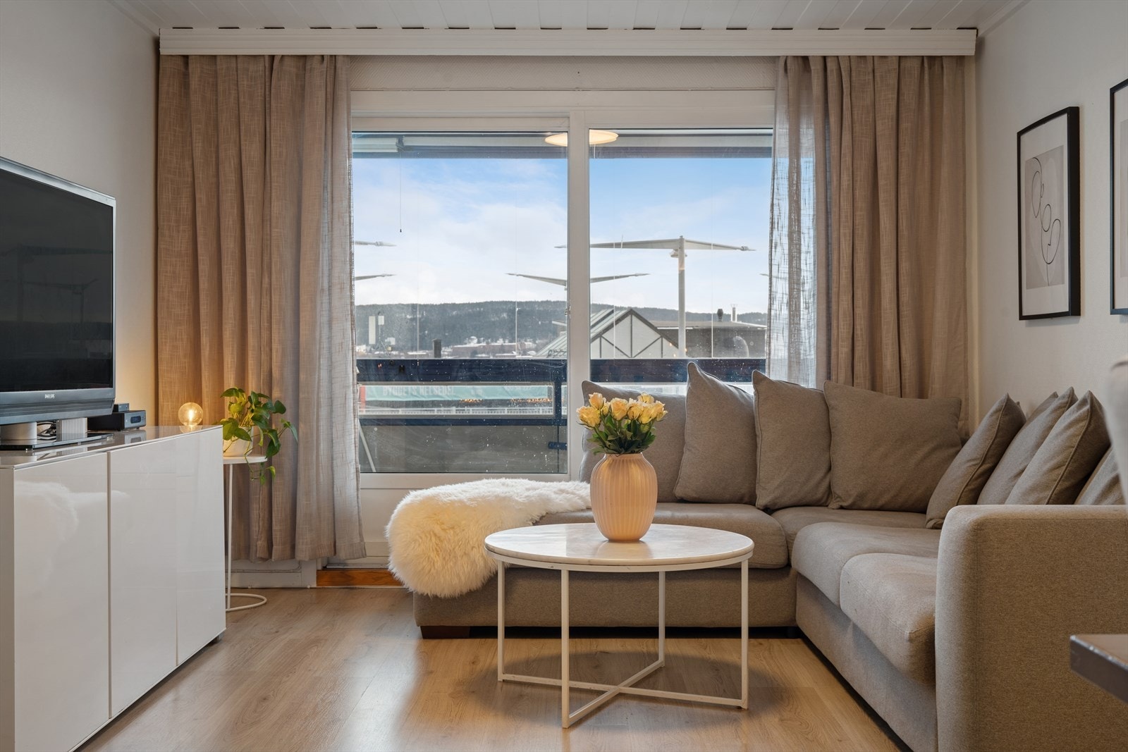 Fra stuen er det utgang til den sørøstvendte balkongen via en praktisk heve-skyvedør. Galleribilde