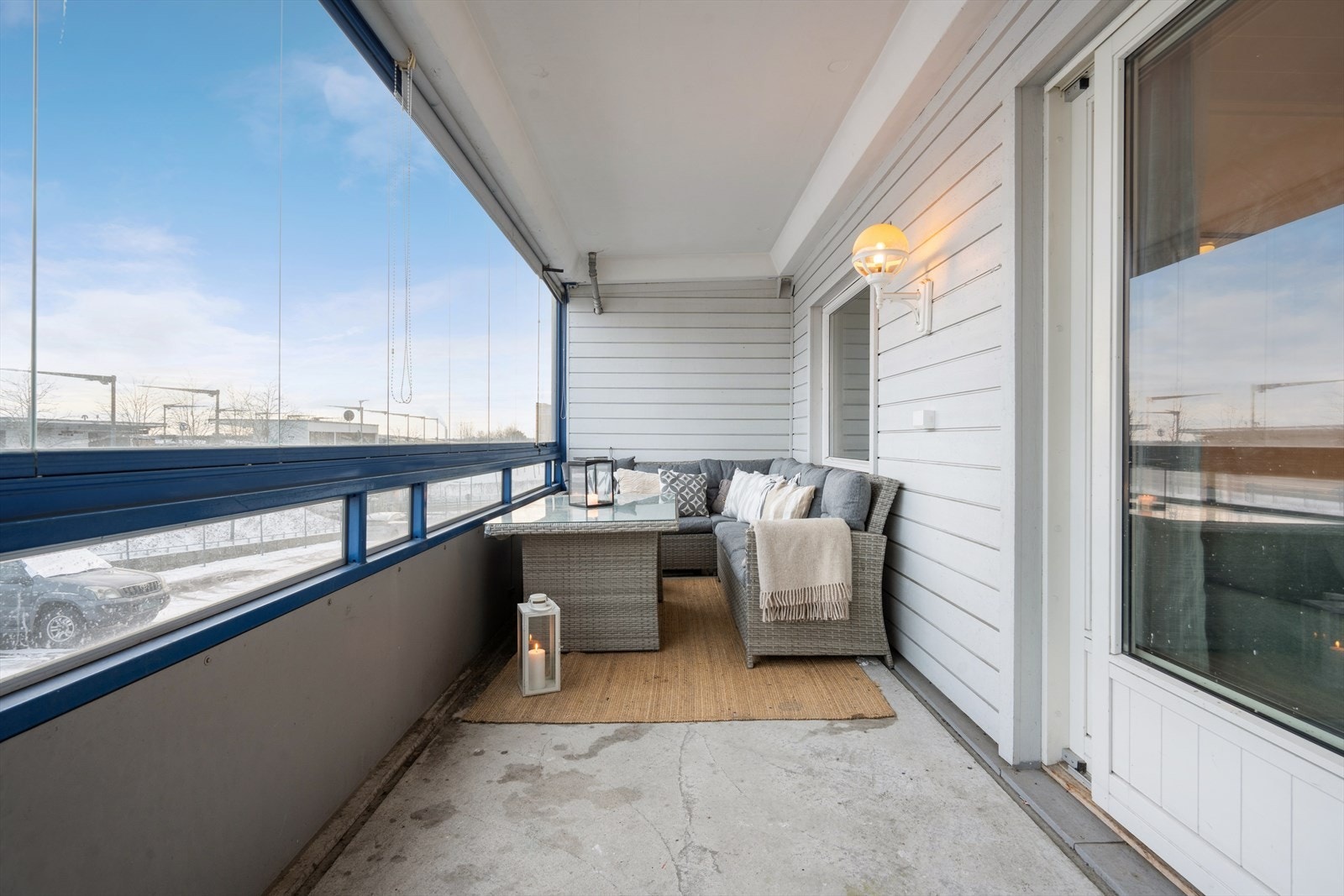 Balkongen er utstyrt med utelys og stikkontakt, og de øvre glassfeltene kan skyves til siden. Galleribilde