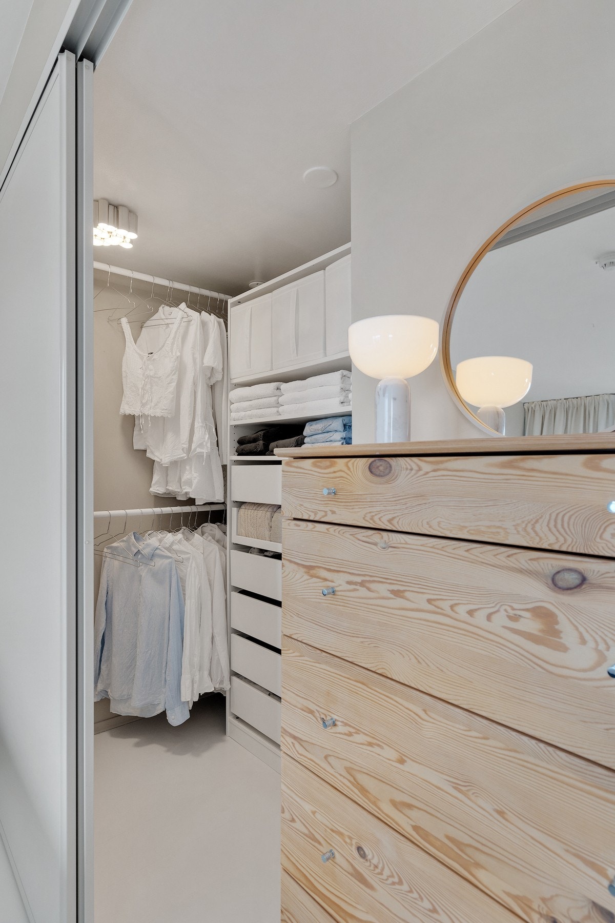 Garderoben skjuler seg bak skyvedøren, og byr på meget gode oppbevaringsmuligheter. Galleribilde