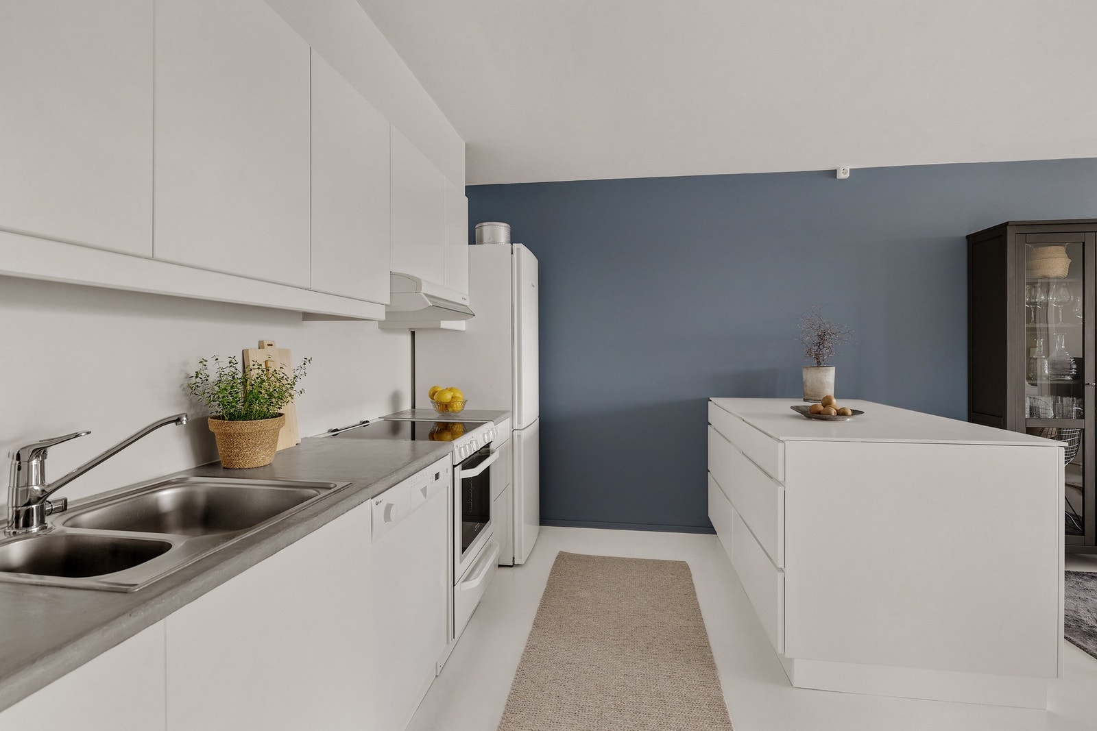 Kjøkkenet er meget arbeidsvennlig med mye skap- og benkeplass, samt en flott kjøkkenøy. Galleribilde