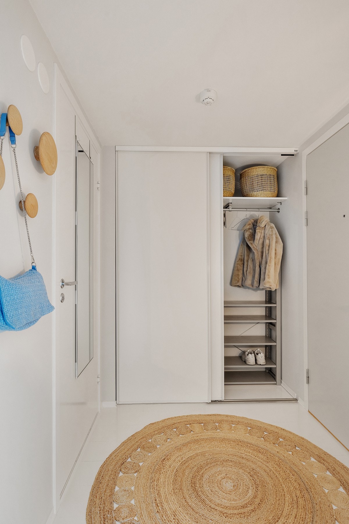 Stor skyvedørsgarderobe med god plass til oppbevaring av ytterklær. Galleribilde