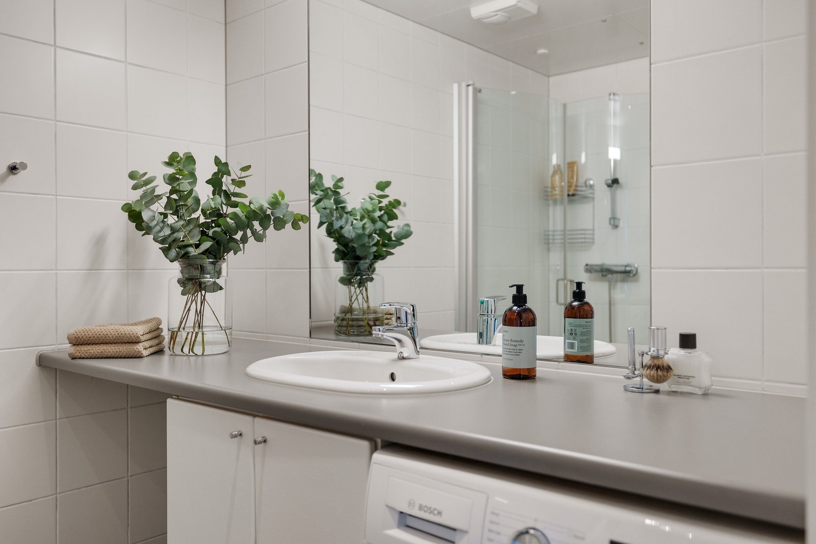 Det er opplegg for vaskemaskin, samt elektriske varmekabler. Galleribilde