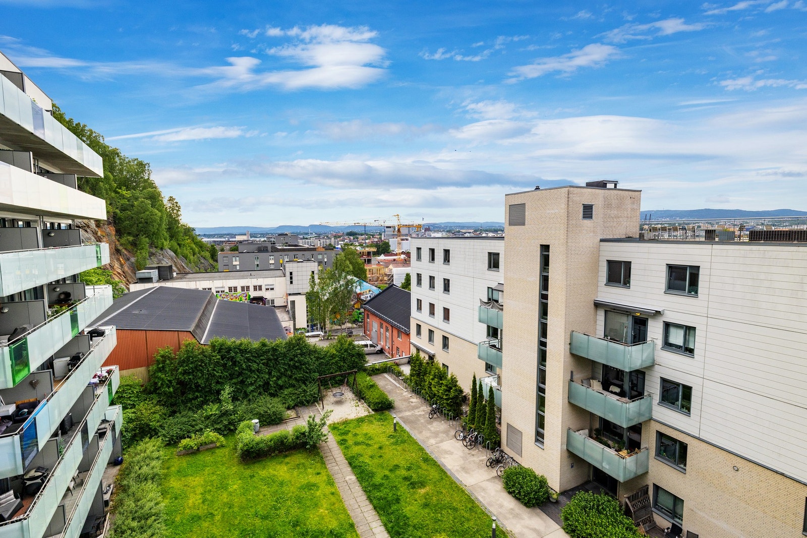 Balkongen vender mot rolig og frodig gårdsrom. Galleribilde