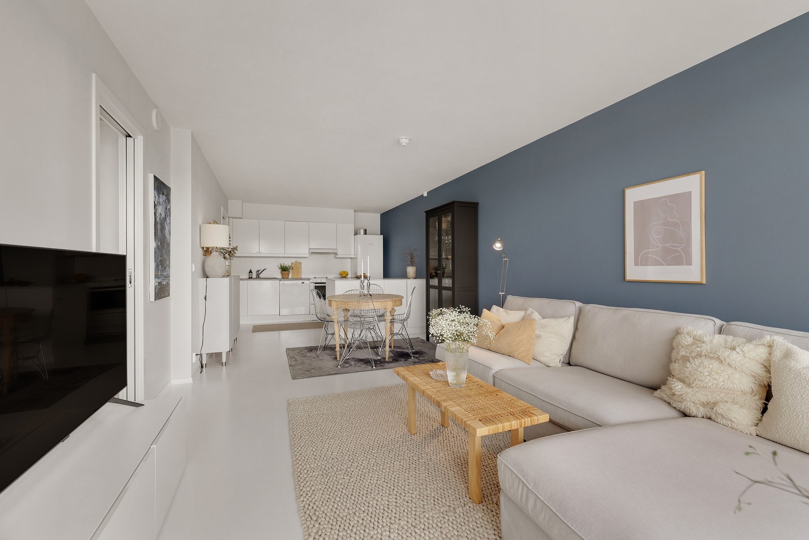 Åpen og sosial planløsning mellom stue og kjøkken - perfekt for både hverdag og gjester. Galleribilde