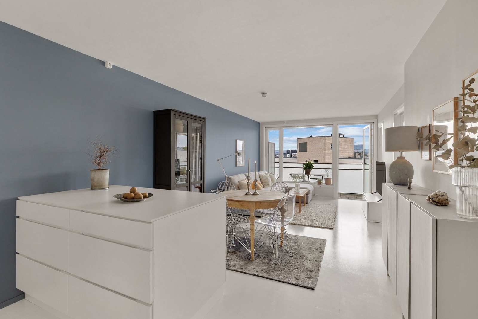 Planløsningen gir både god arbeidsflate og naturlig flyt mot stue. Galleribilde