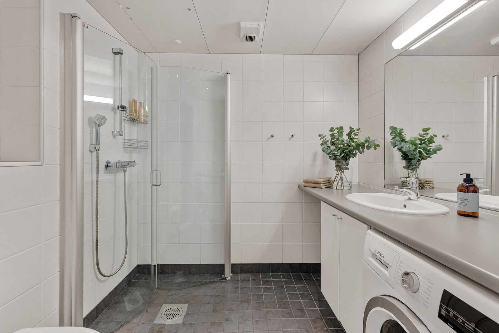 Pent, flislagt baderom fra byggeår . Galleribilde