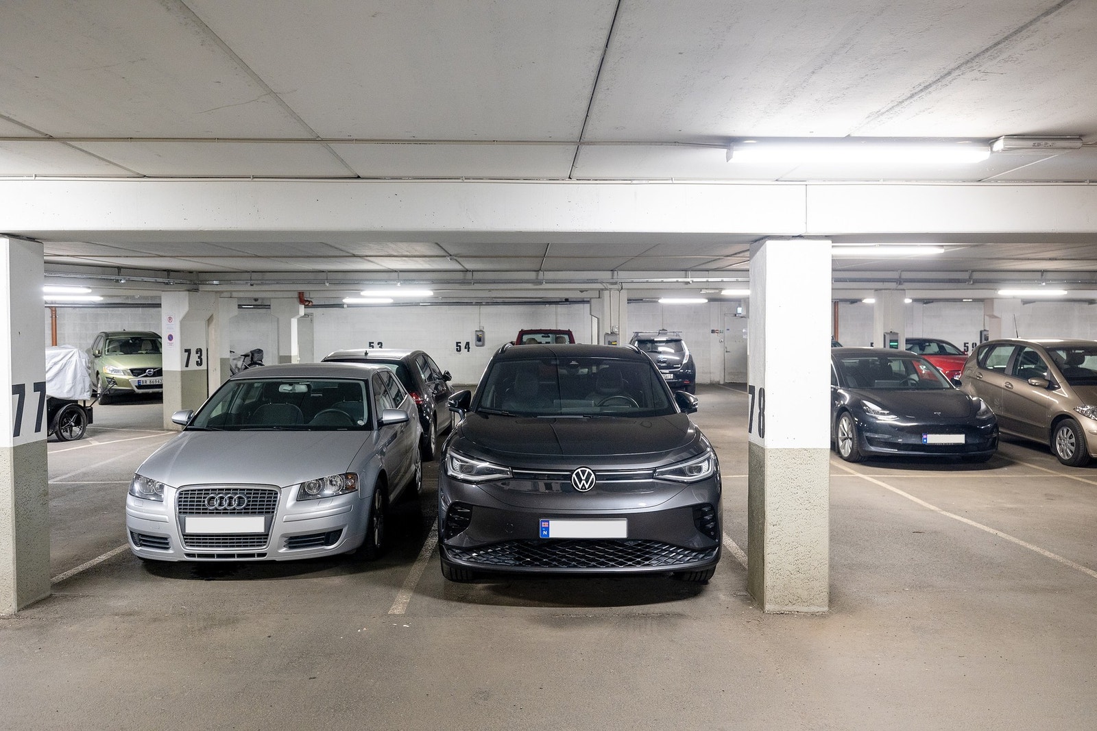 Parkeringsplass i felles lukket garasjeanlegg. Galleribilde