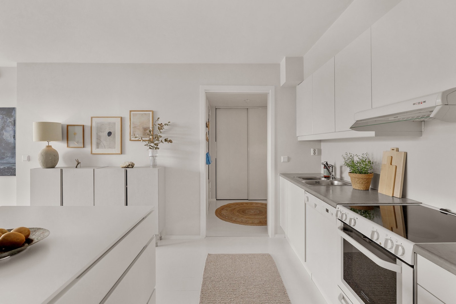 Et kjøkken med gjennomtenkte løsninger og tidløst design. Galleribilde