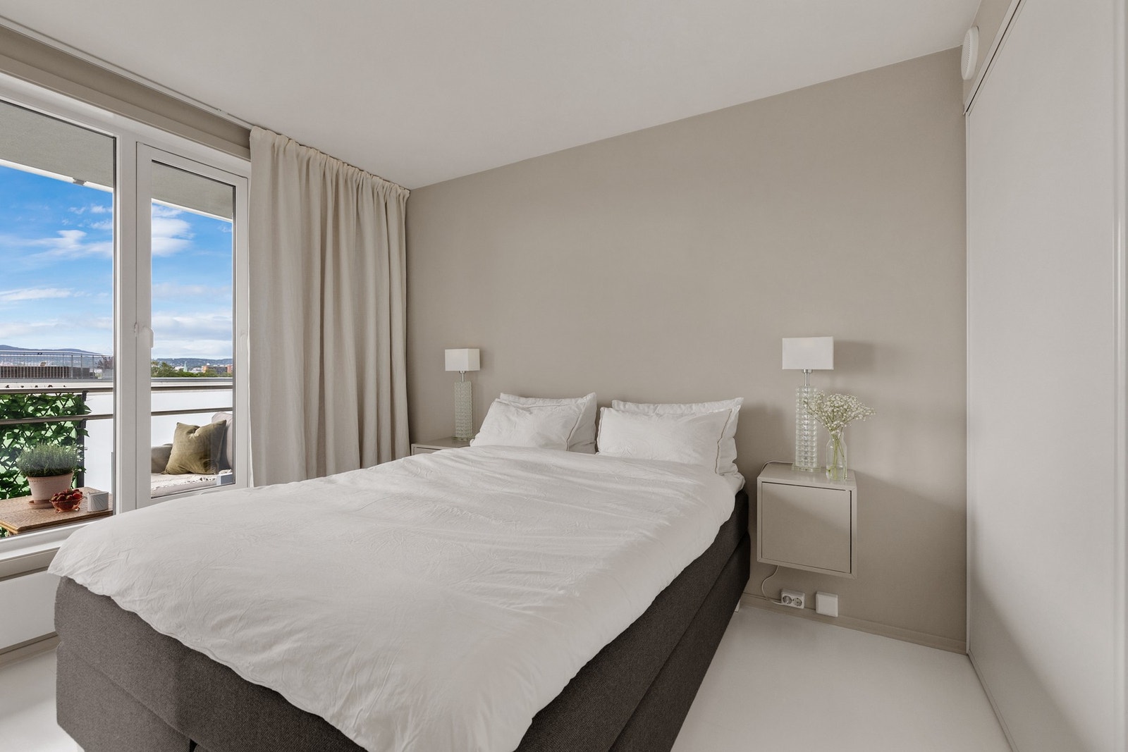 Romslig og lekkert soverom med plass til dobbeltseng, nattbord og annet ønsket møblement. Galleribilde