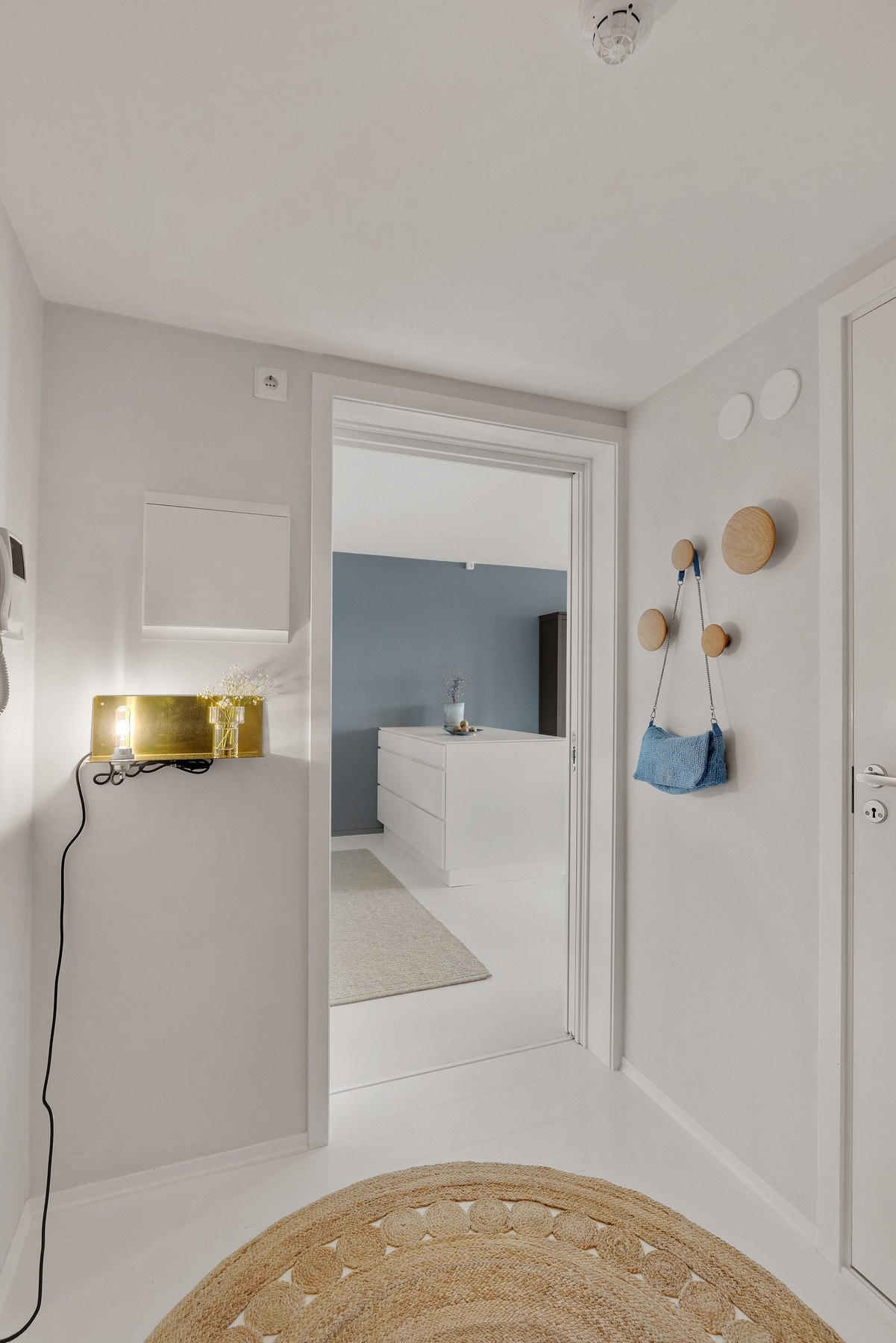 Lys og innbydende entré som skaper et godt førsteinntrykk av boligen. Galleribilde