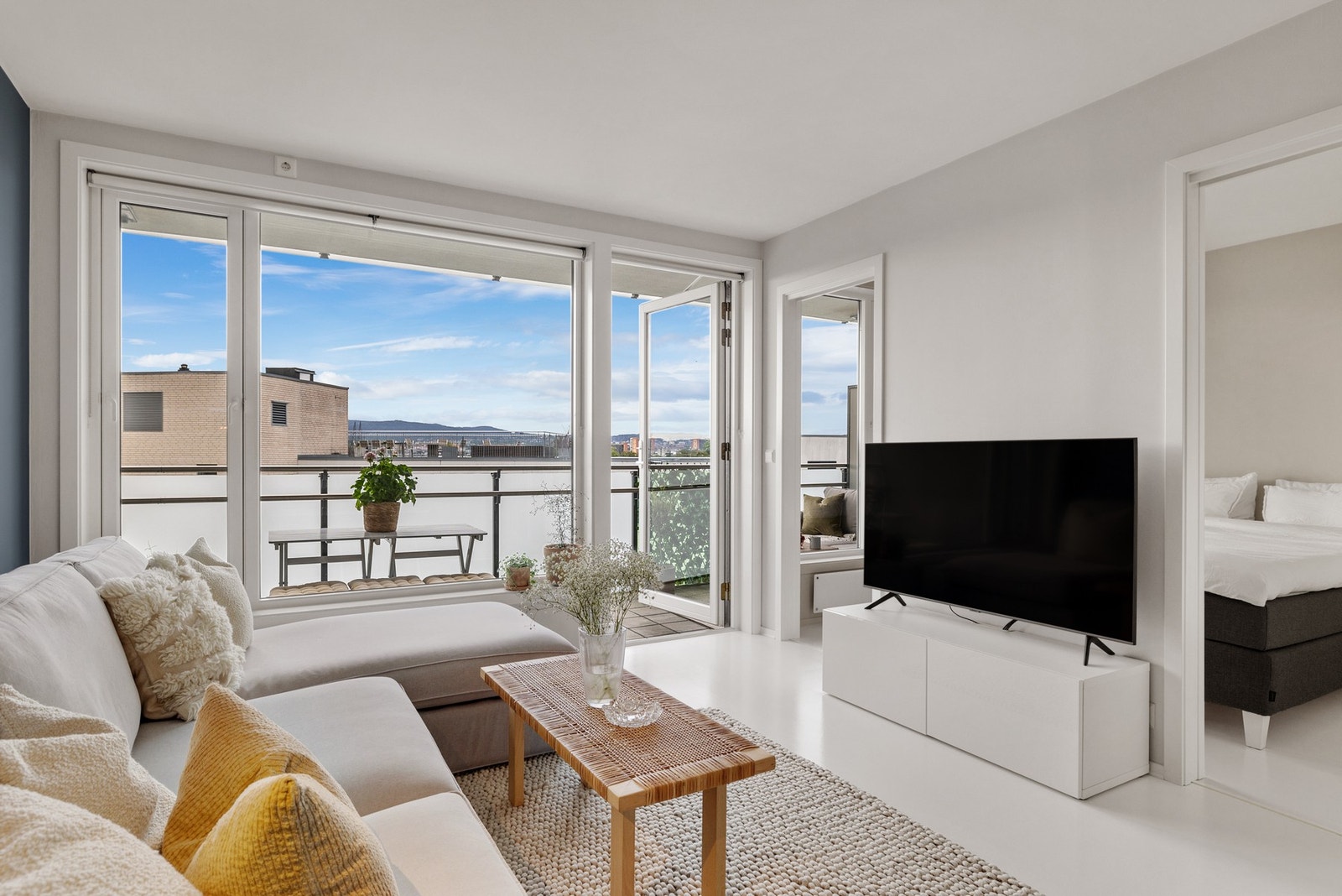 Det er plass til å innrede med både sofaseksjon og medievegg. Galleribilde