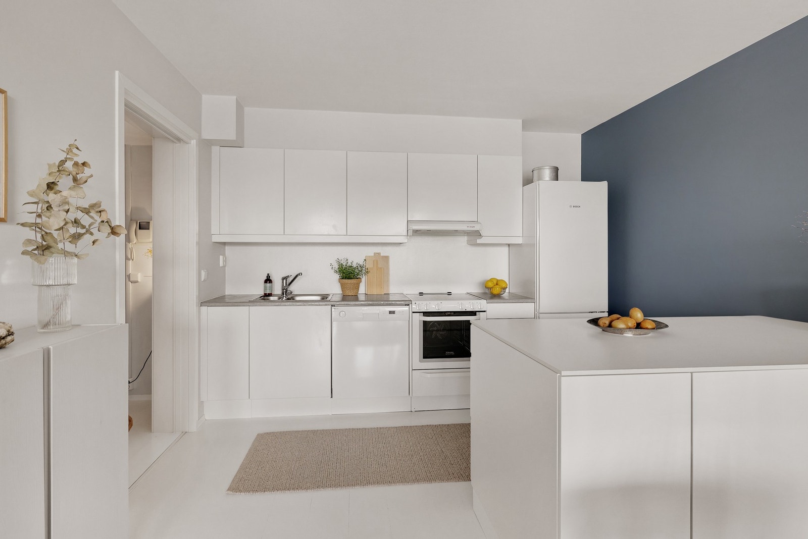 Tidløst kjøkken med glatte fronter, og benkeplate i mikrosement. Galleribilde