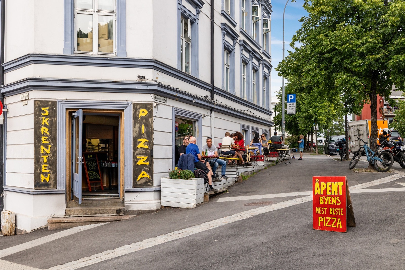 Nærområdet er preget av koselig trehusbebyggelse og hyggelige serveringssteder. Galleribilde