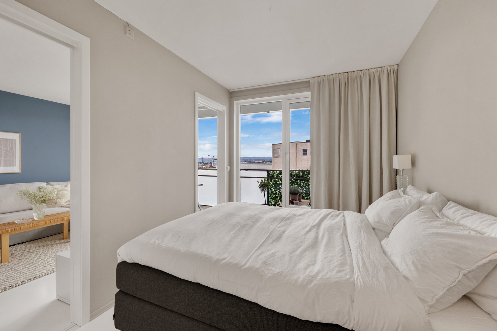 Et behagelig soverom med gode fargevalg og herlig lysinnslipp. Galleribilde