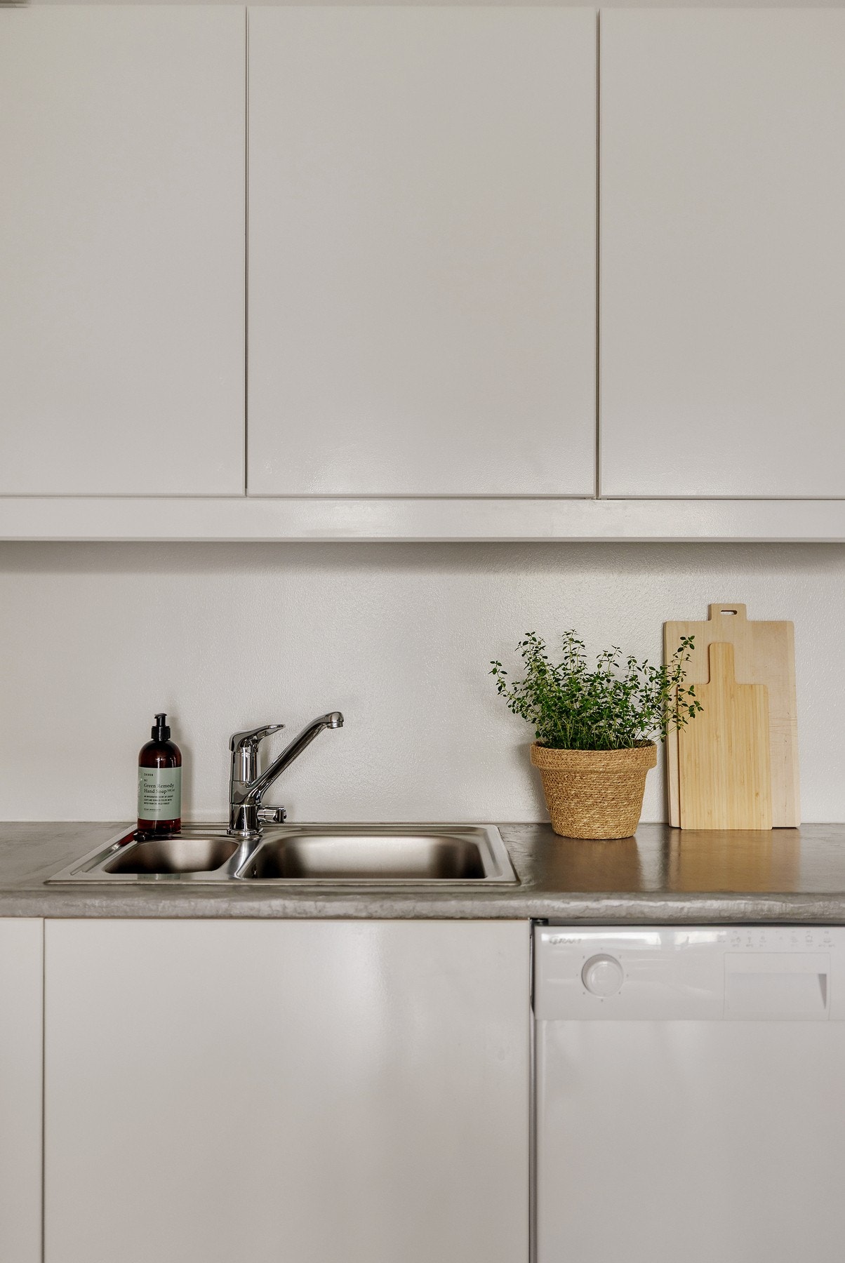 Det er opplegg for frittstående kjøl/frys, komfyr og oppvaskmaskin. Galleribilde