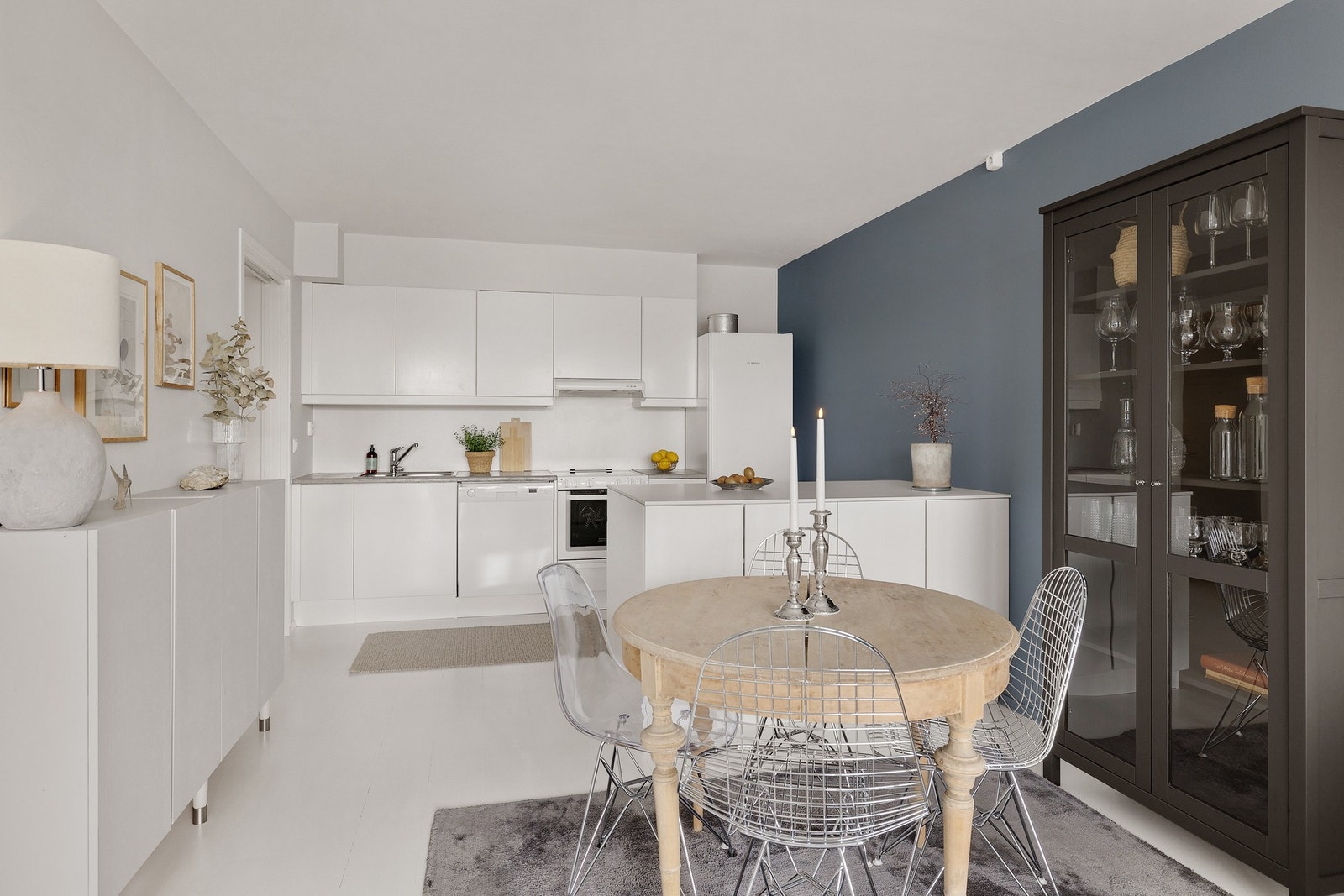 Den åpne stue-kjøkkenløsningen understøtter leilighetens smarte planløsning. Galleribilde