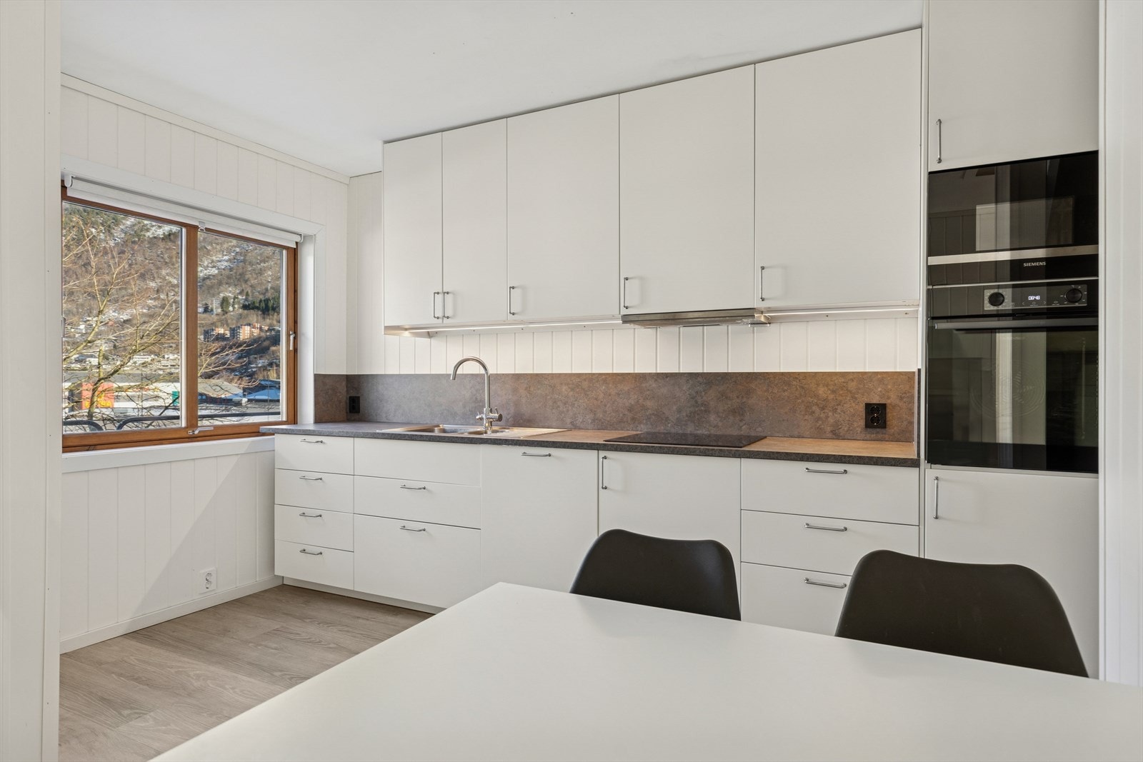 Pent kjøkken med glatte fronter. Laminat benkeplate. Galleribilde