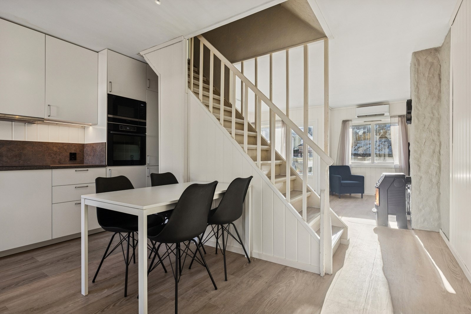 Trappen fører deg opp til andre etasje med bad og tre romslige soverom. Galleribilde