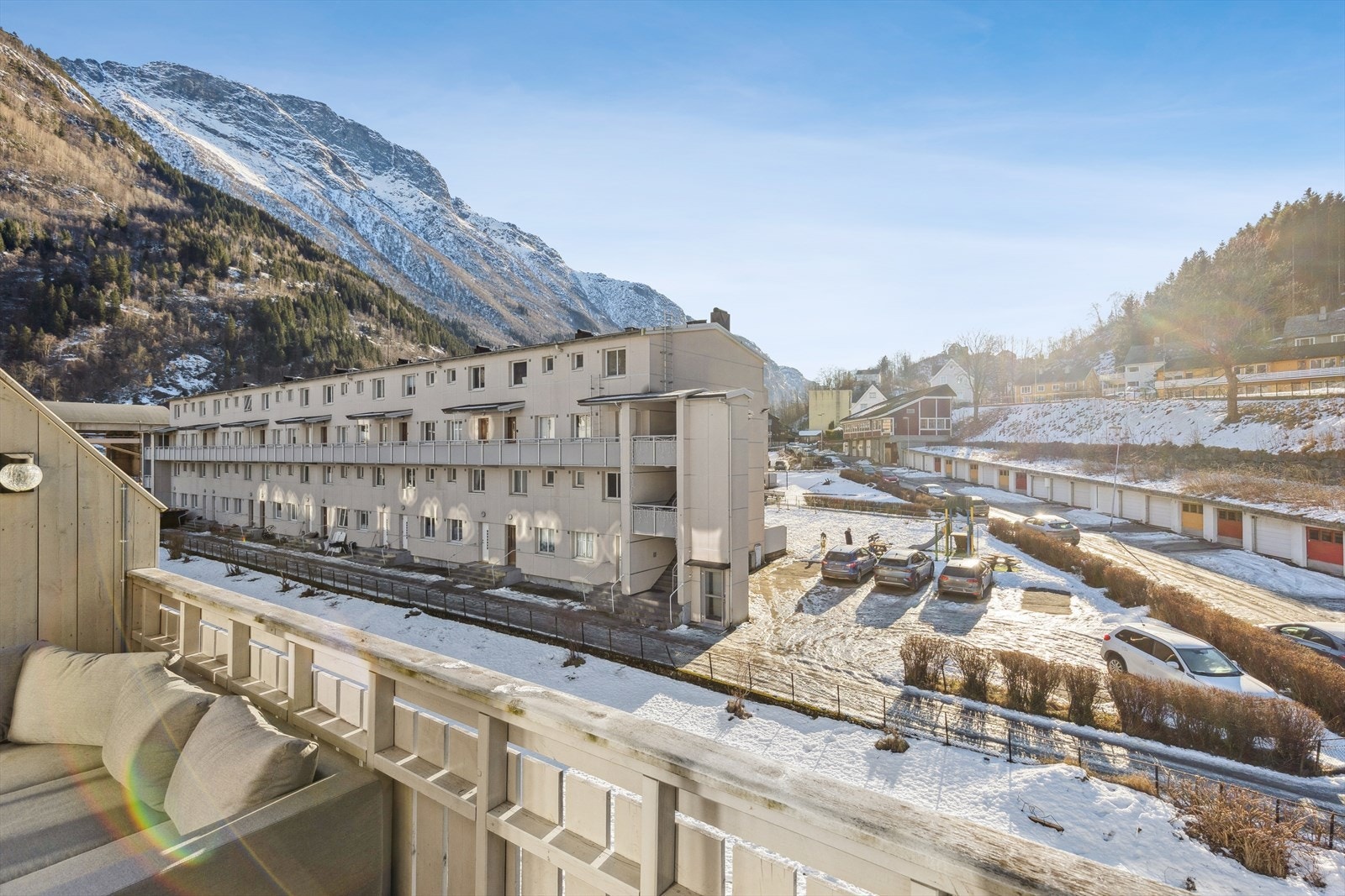 Lun & solrik terrasse. Galleribilde