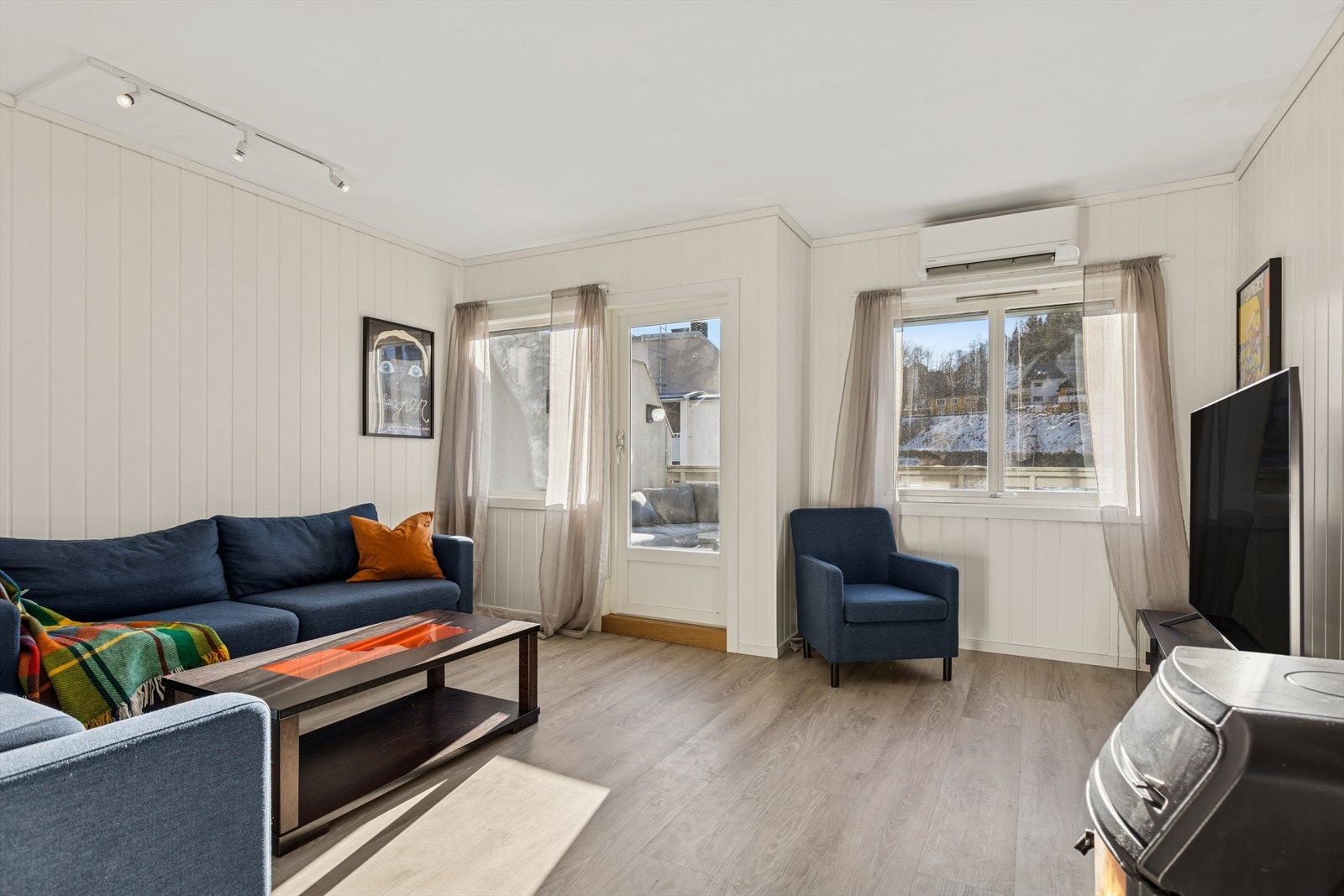 I stuen er det varmepumpe og peis som varmer godt året rundt! Galleribilde