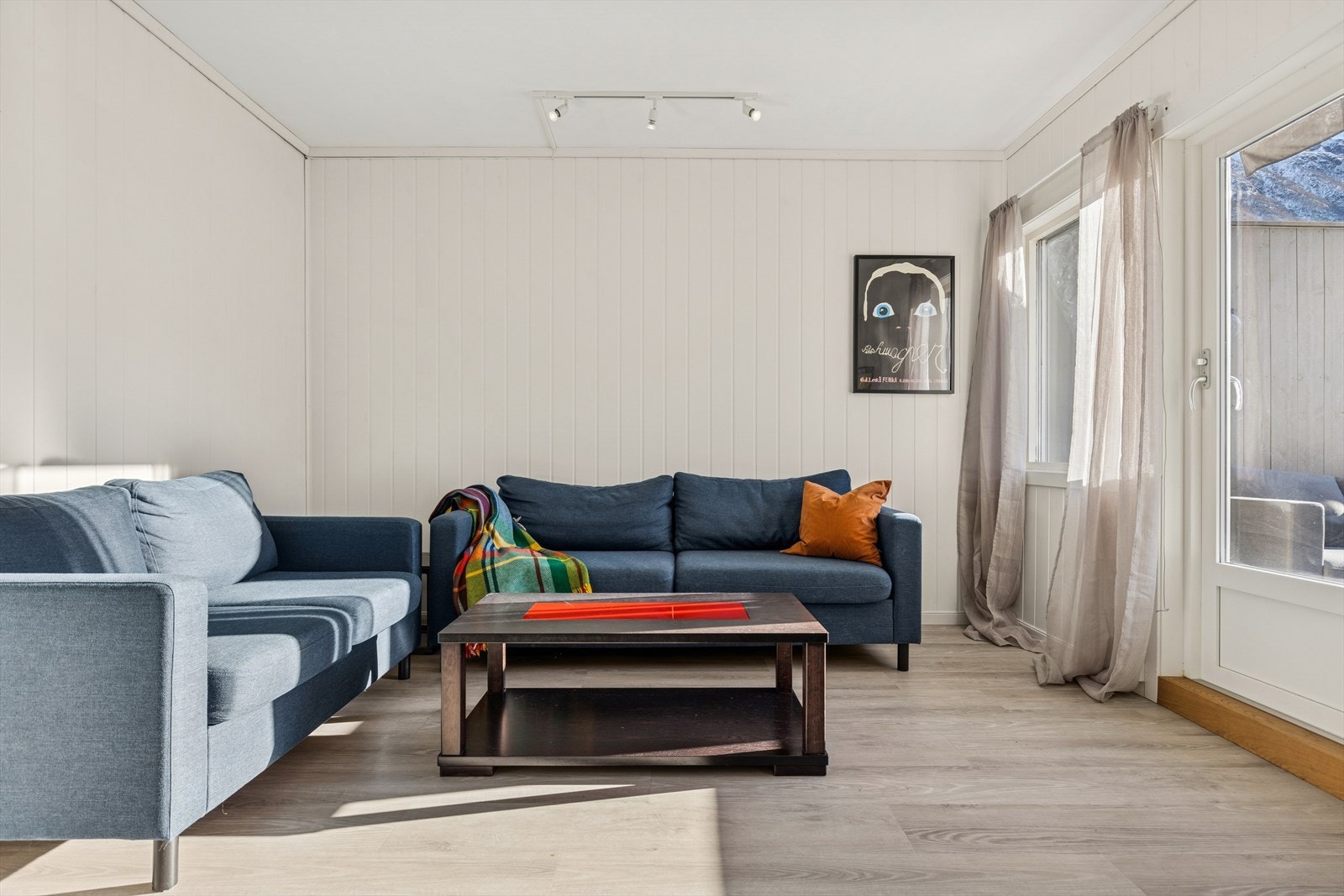 Direkte utgang fra stue til romslig terrasse. Galleribilde