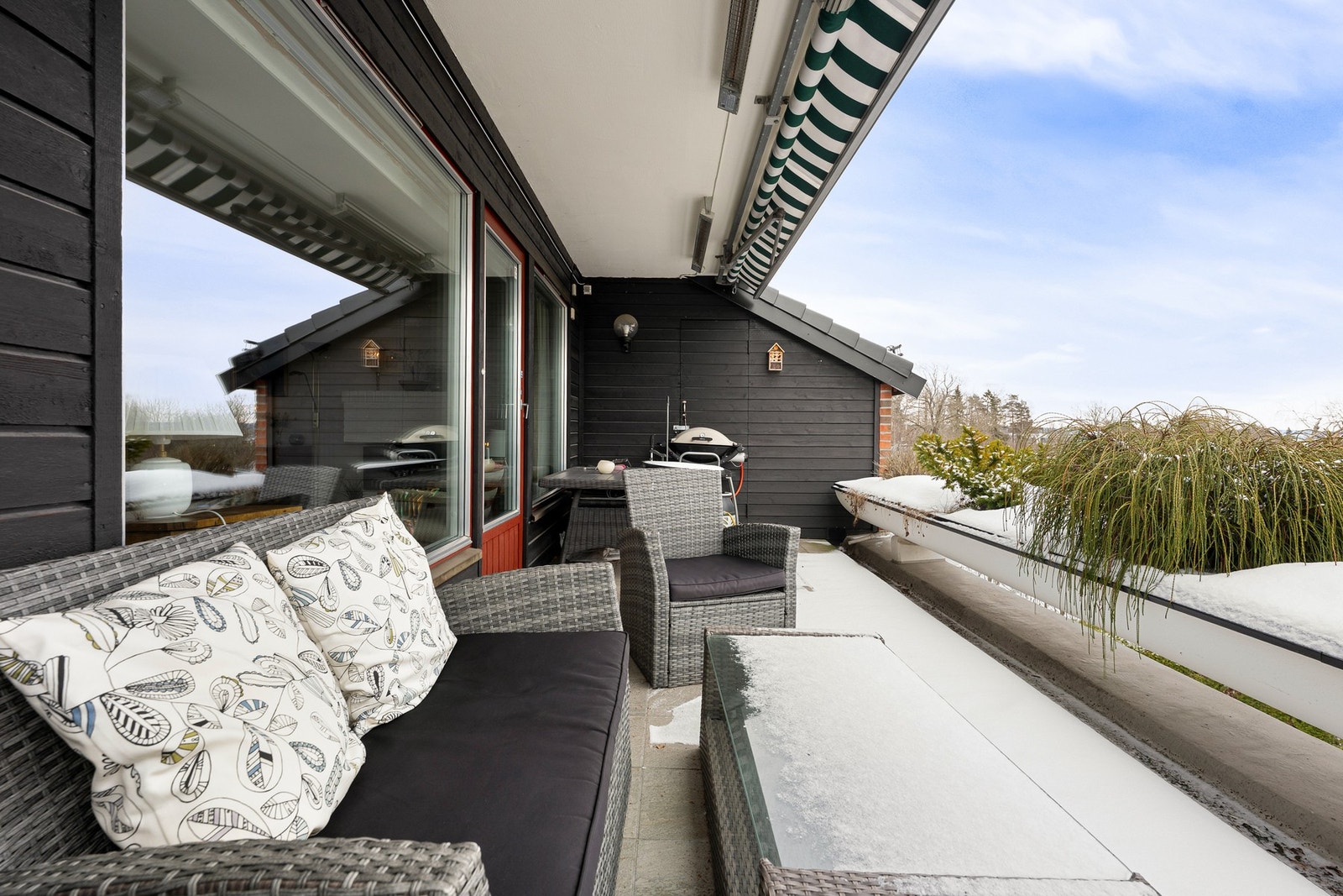 Leilighetens romslige terrasse er på ca.15kvm. Terrassen har god plass til utemøblement og grill. Galleribilde