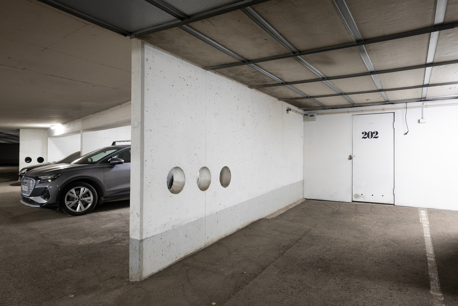 Seksjonen har bruksrett til parkeringsplass nr. 202. Galleribilde