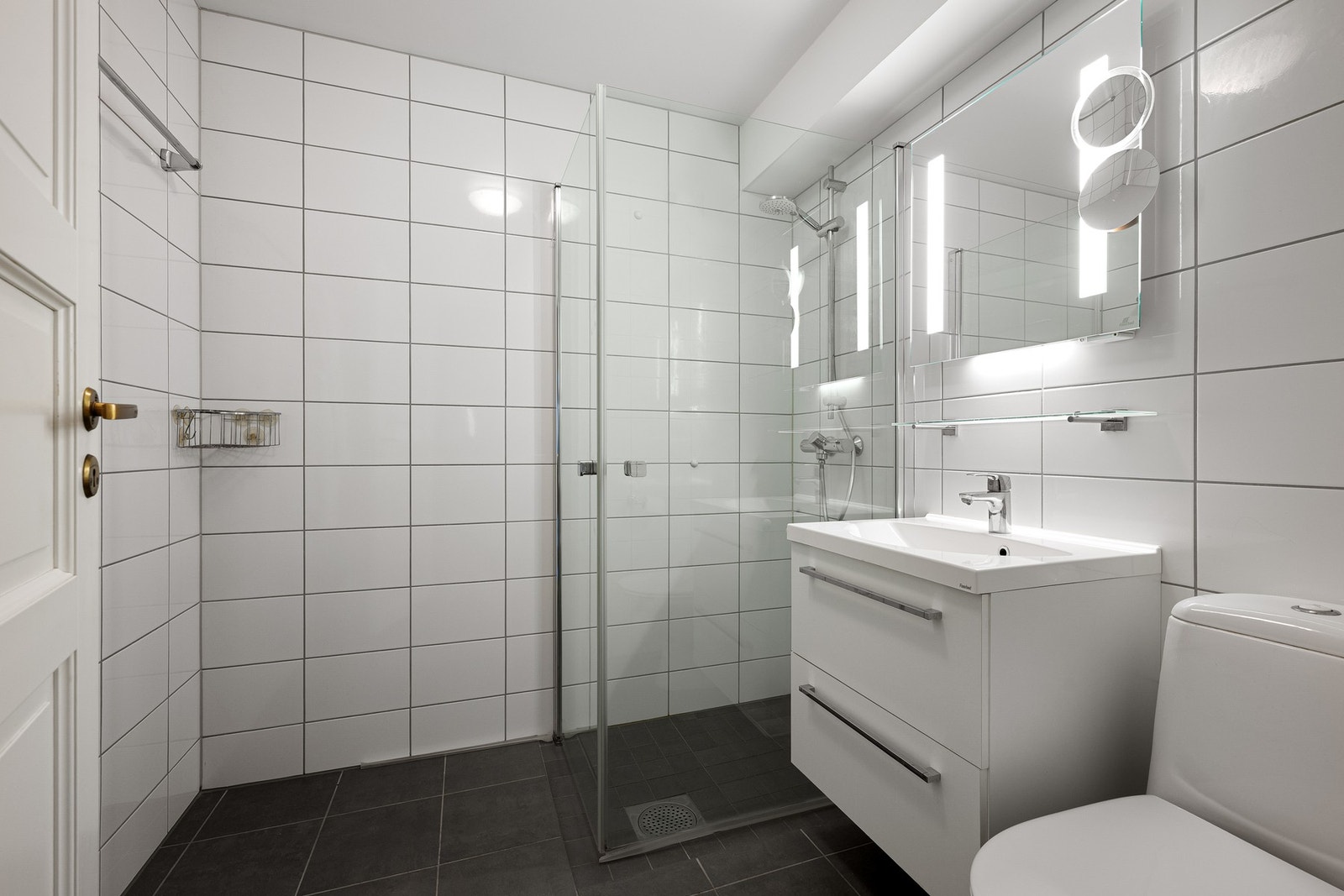 Leiligheten har to bad med med flislagt gulv med varmekabler og flislagte vegger. Baderommet er fra 2014. Galleribilde