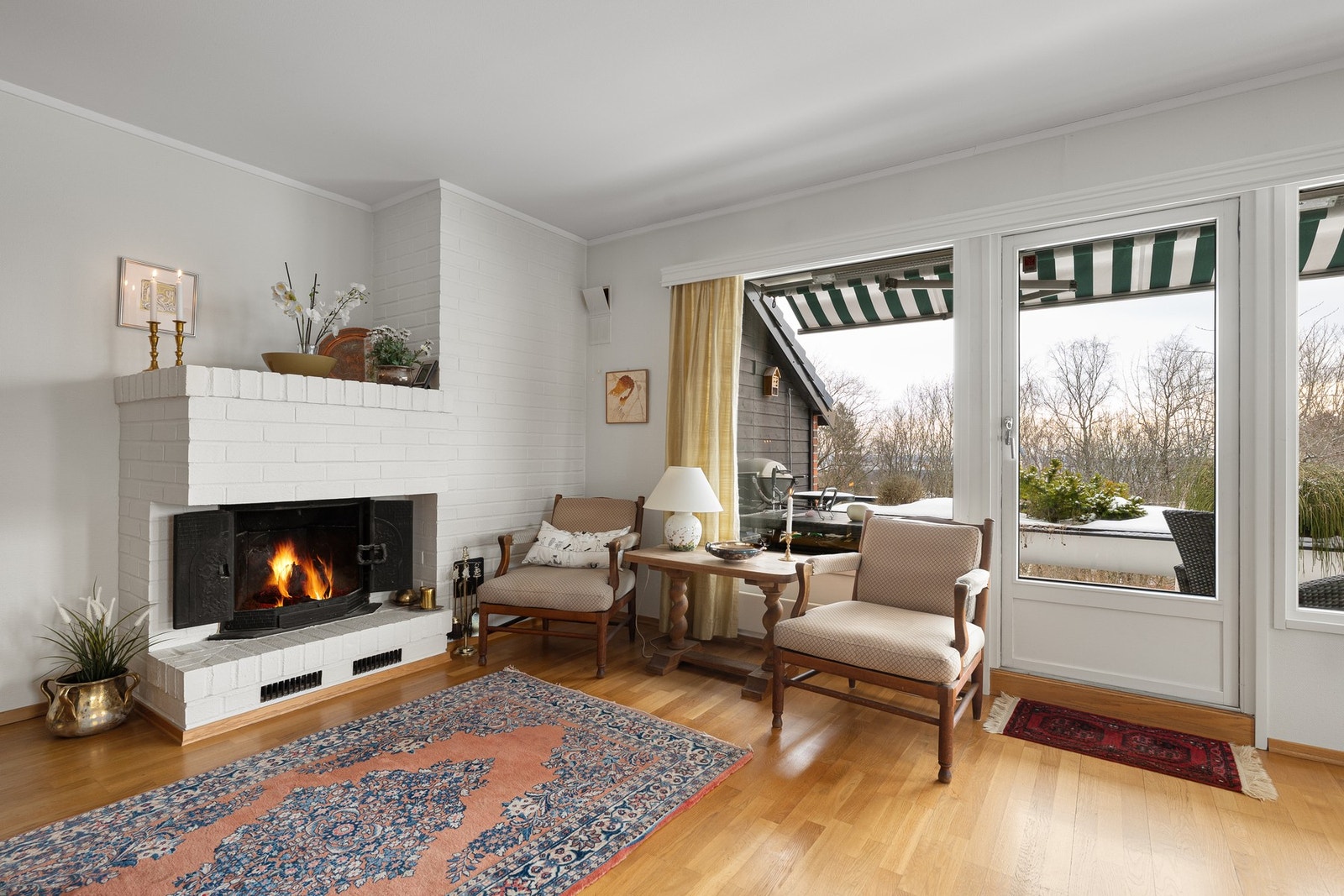 Det er montert åpen peis i stuen som varmer godt på kaldere dager, og som skaper en hyggelig atmosfære. Galleribilde