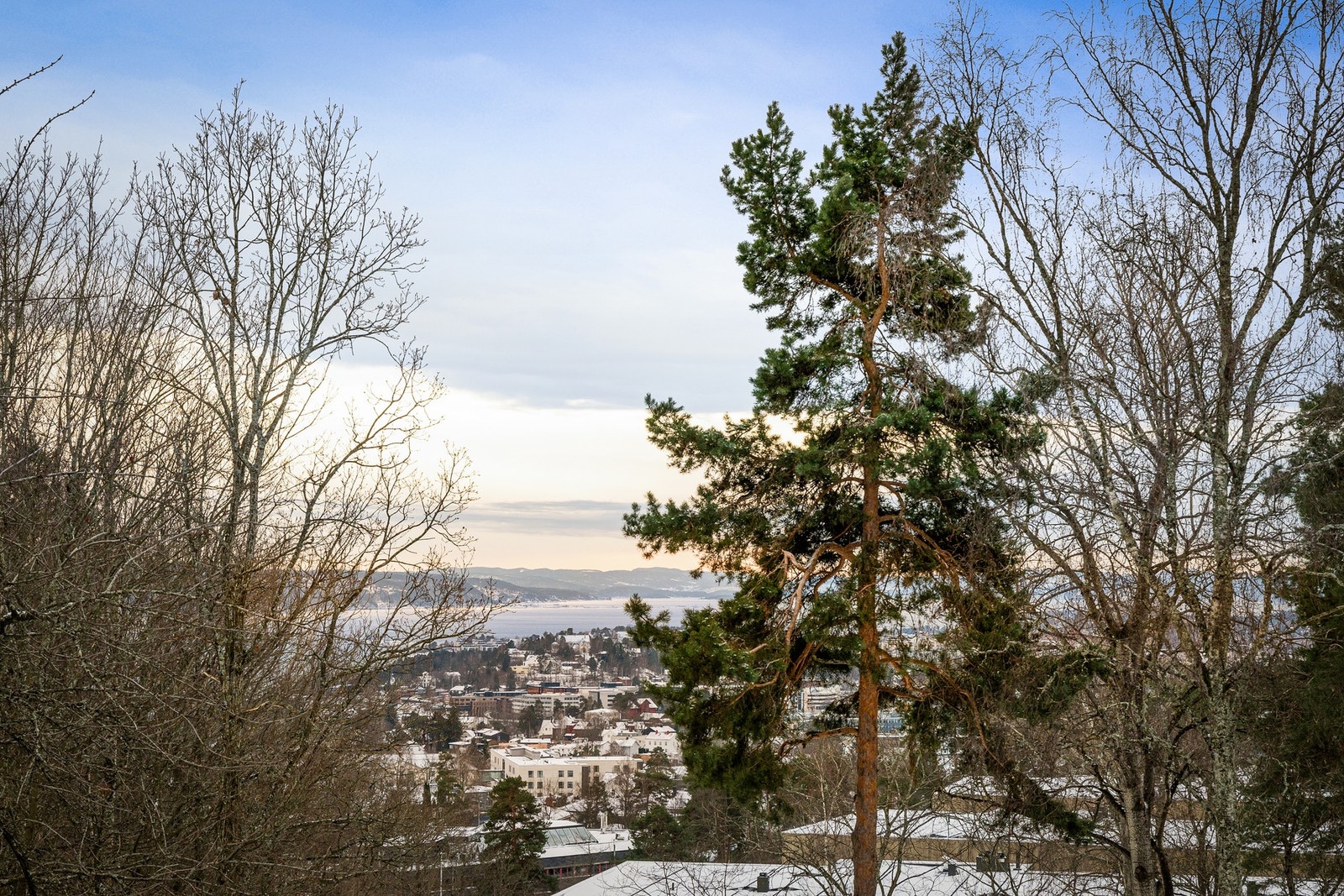 Fra terrassen har man nydelig utsyn. Her kan varme dager nytes. Galleribilde