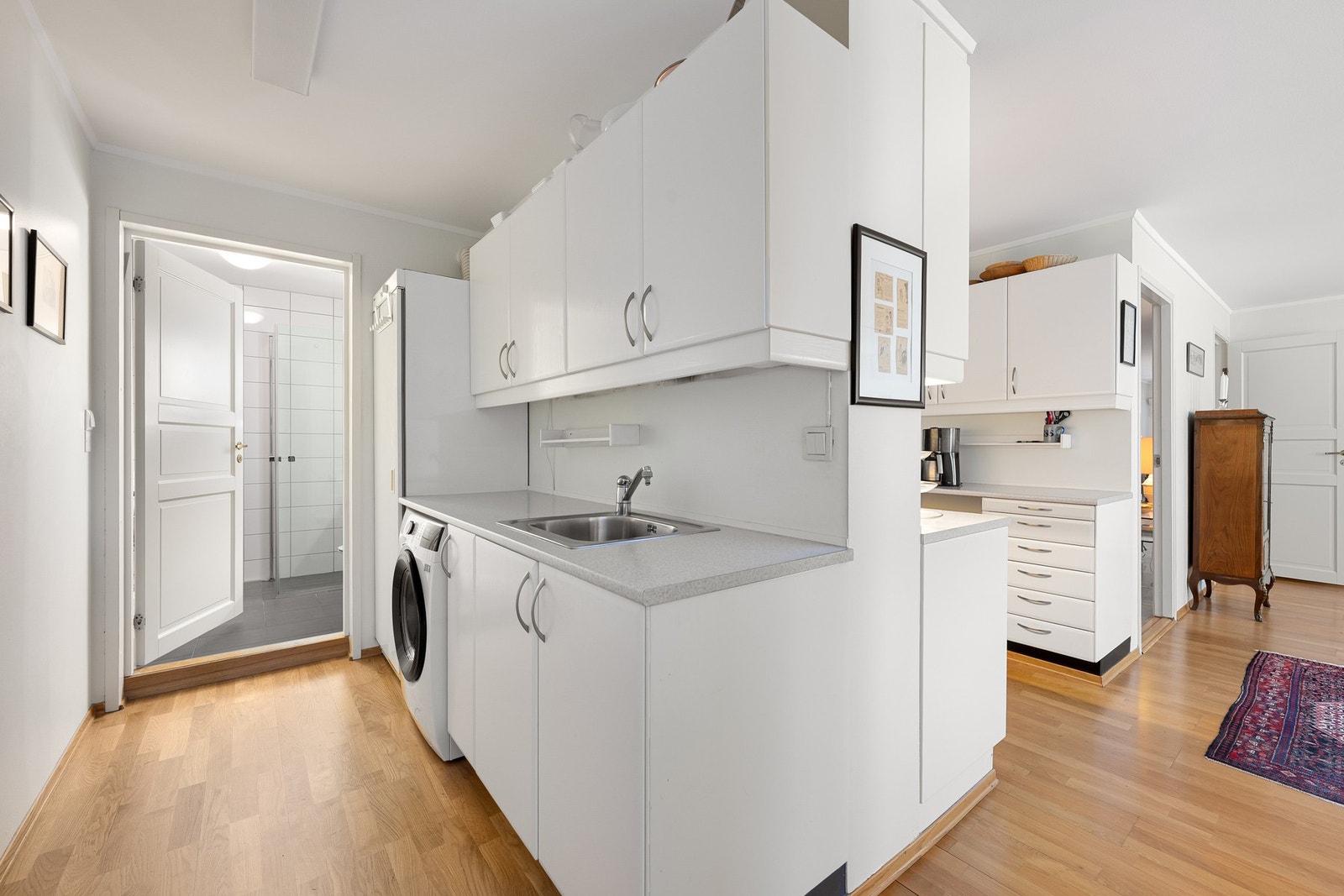 Fra hovedkjøkkenet er det tilknyttet et grovkjøkken / vaskesone. Grovkjøkkenet har også lys kjøkkeninnredning med benkeplate av laminat. Galleribilde