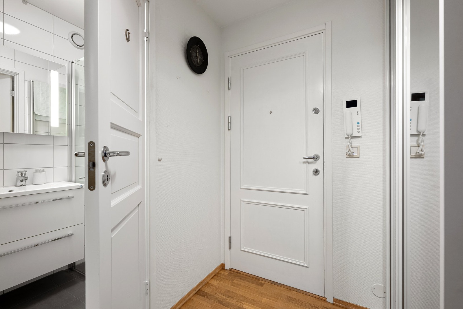 Leiligheten ligger i byggets 3. etasje, og har en lys og innbydende entré. Galleribilde