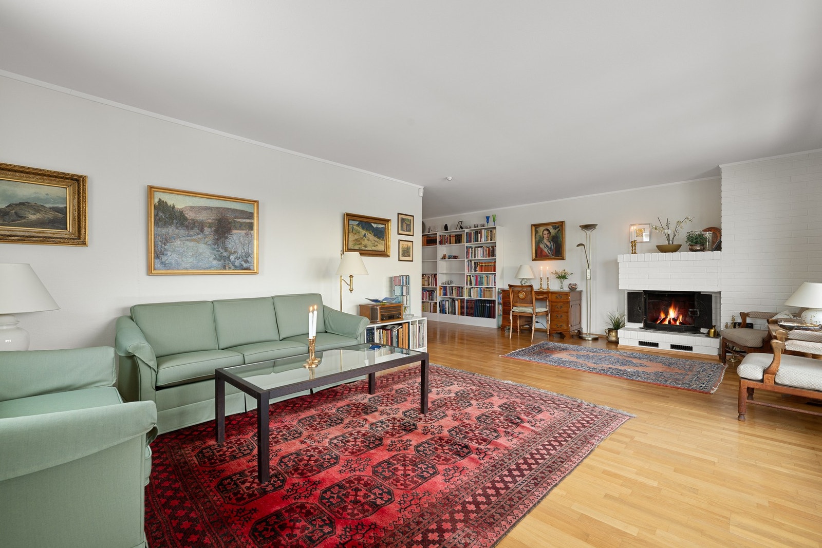 Leiligheten har en romslig stue med plass til sofagruppe med tilhørende møblement. Galleribilde