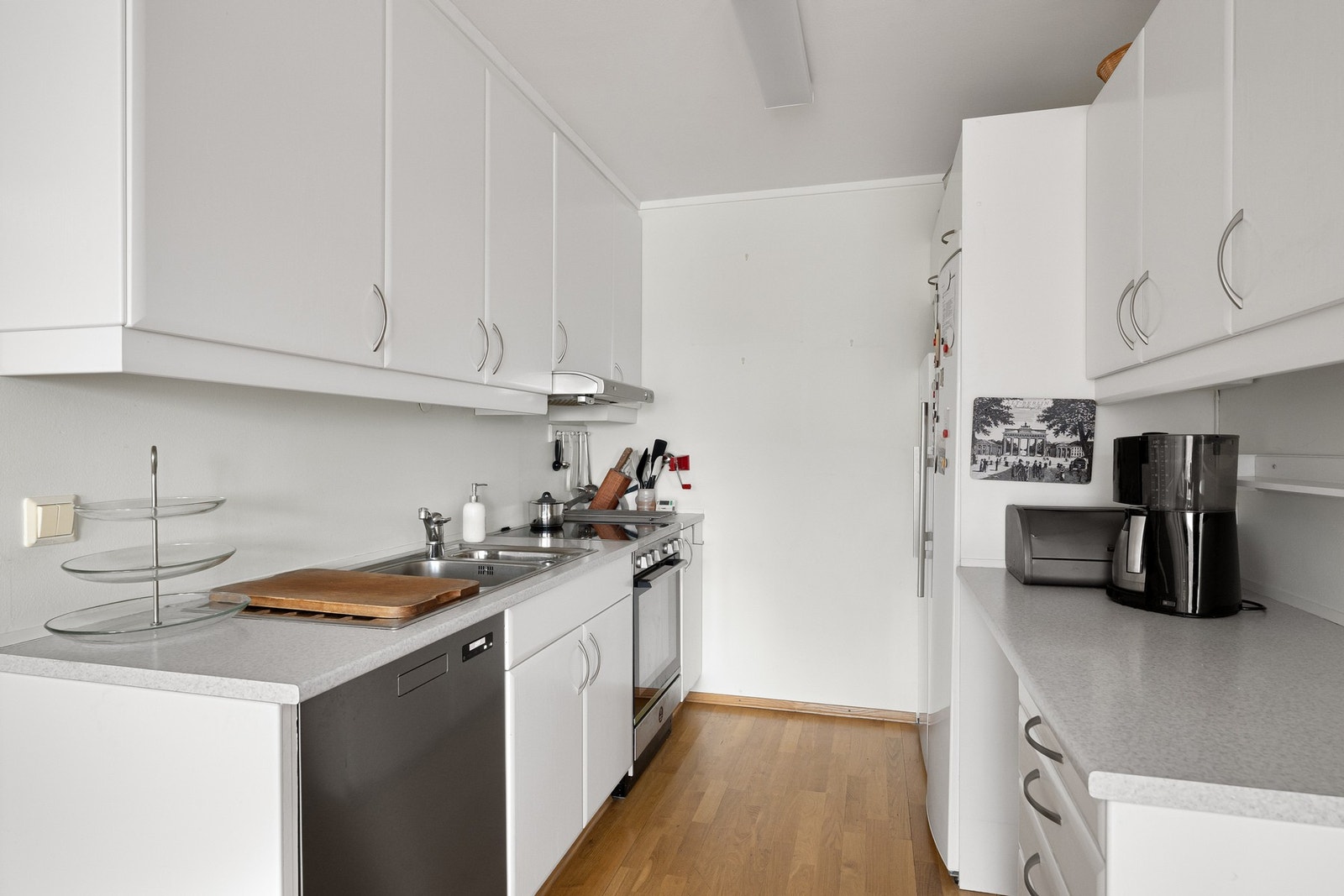 Hovedkjøkkenet har lys kjøkkeninnredning med benkeplate av laminat. Galleribilde