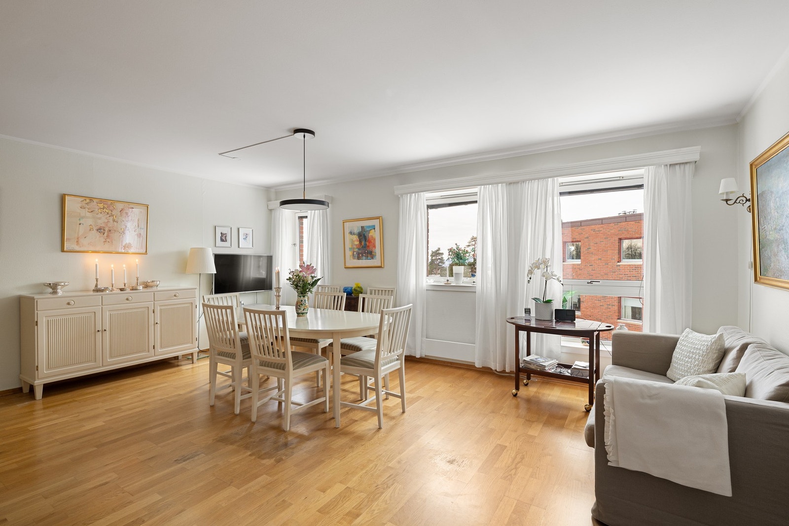 I spisestuen er det store vinduer som sikrer rikelig med naturlig lysinnslipp. Galleribilde