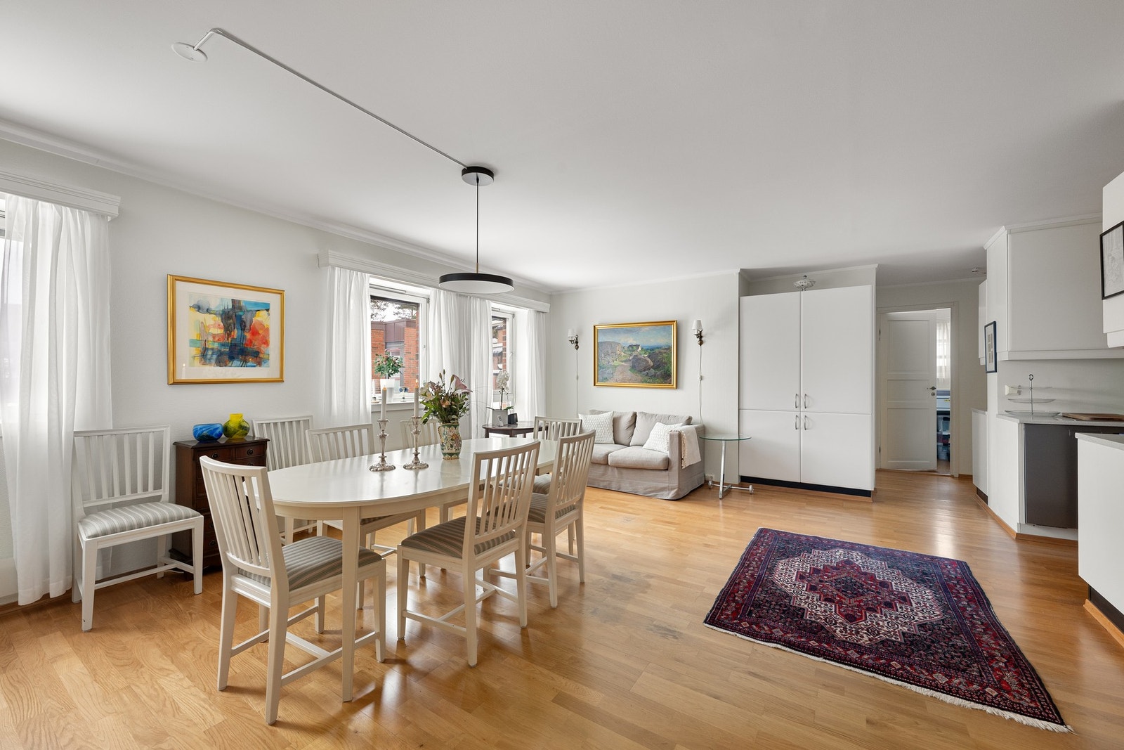 Tilknyttet kjøkkenet ligger en romslig spisestue. Spisestuen har god plass til spisegruppe. Galleribilde