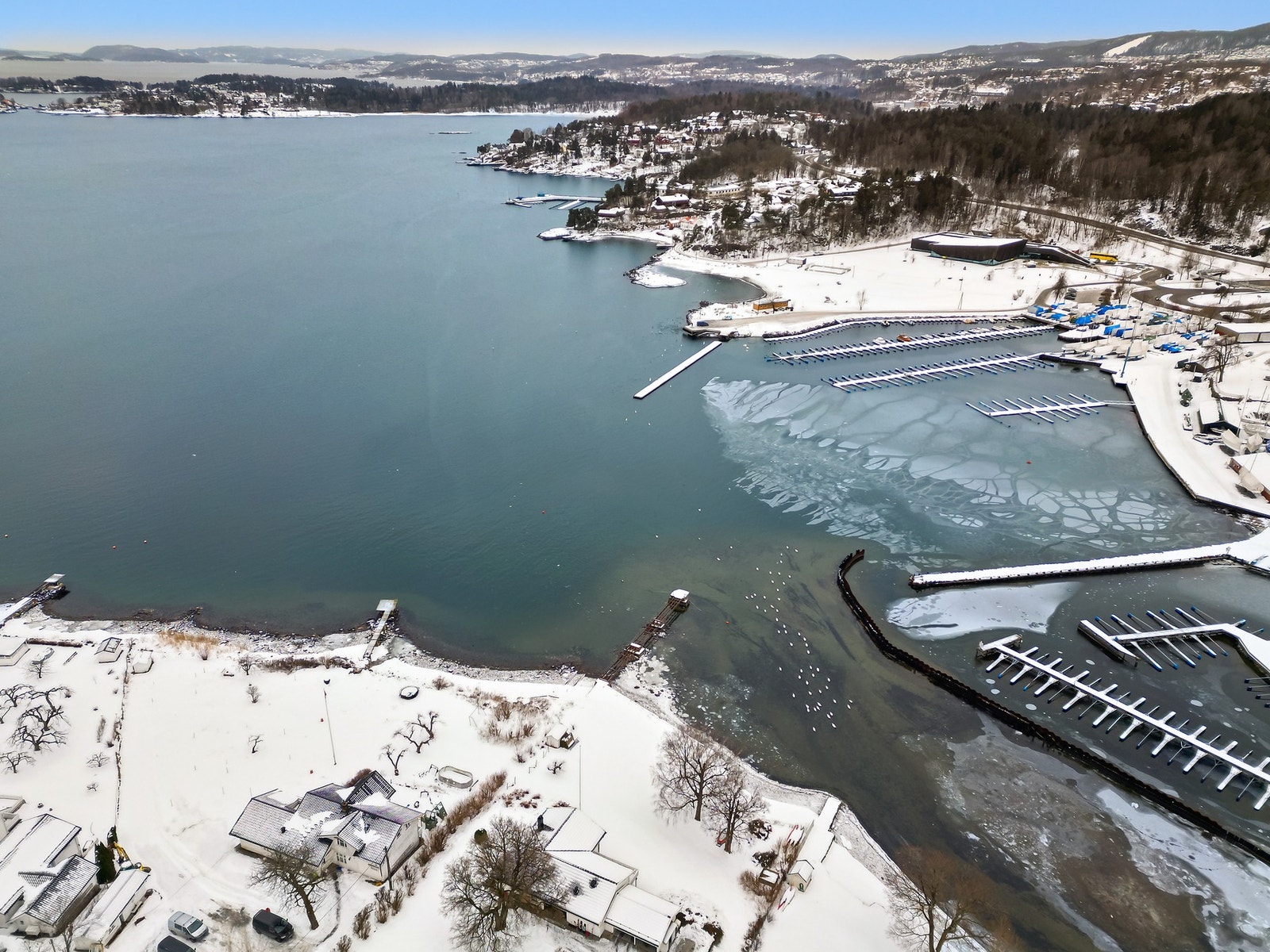 Halvpart av båtnaust medfølger eiendommen. Galleribilde