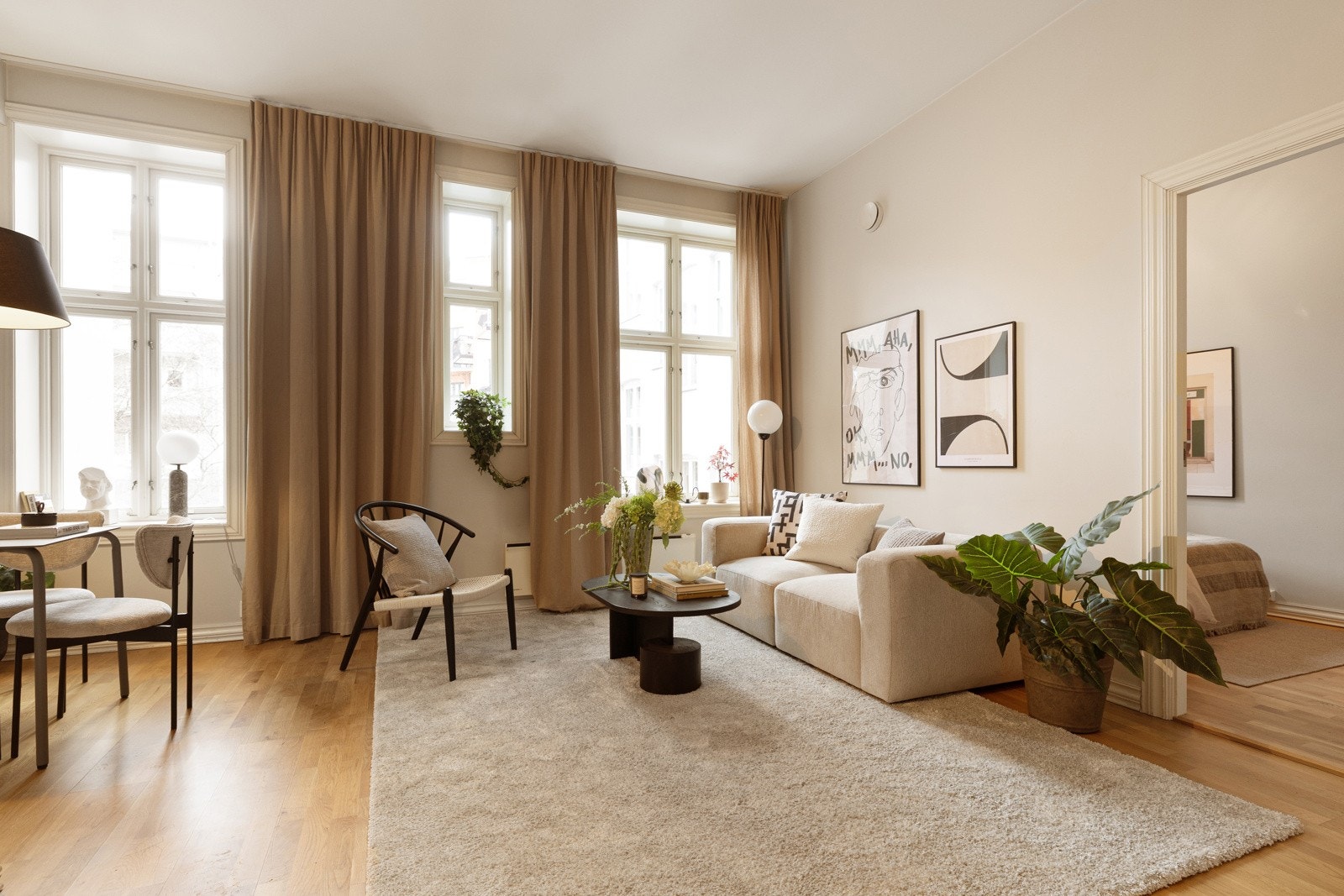 Her er det gode møbleringsmuligheter med plass til sofagruppe med tilhørende møblement. Galleribilde