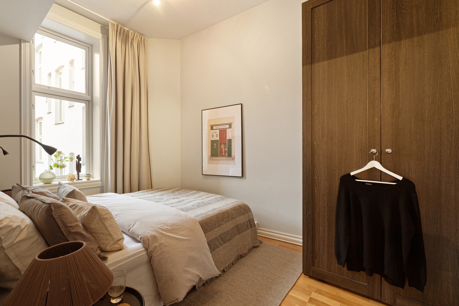 Soverommet har god plass til dobbeltseng med nattbord på hver side. Galleribilde