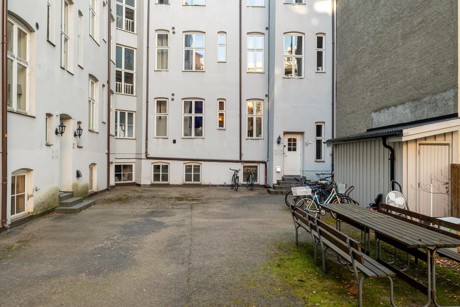 Stor bakgård med sitteplasser og sykkelparkering. Galleribilde