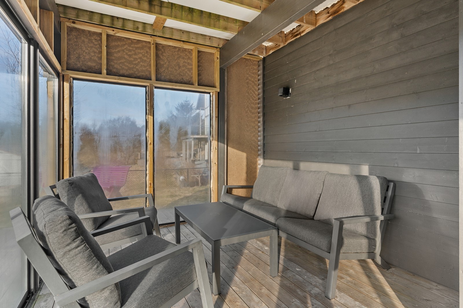 Hagestuen har noe gjenstående arbeider. Galleribilde