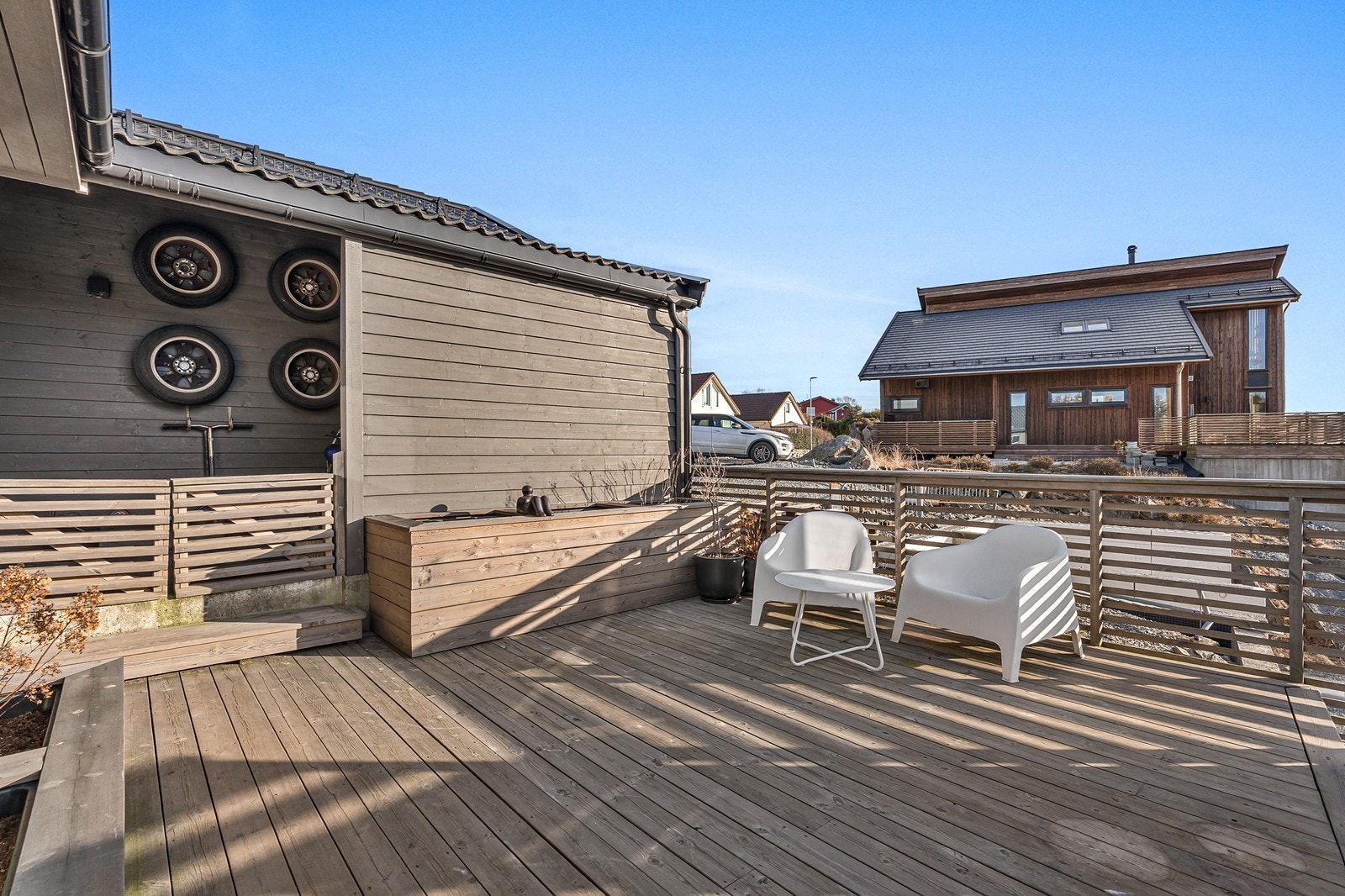 Tomten er svært godt utnyttet og byr på flere flotte uteområder med gode sol- og oppholdssoner. Galleribilde