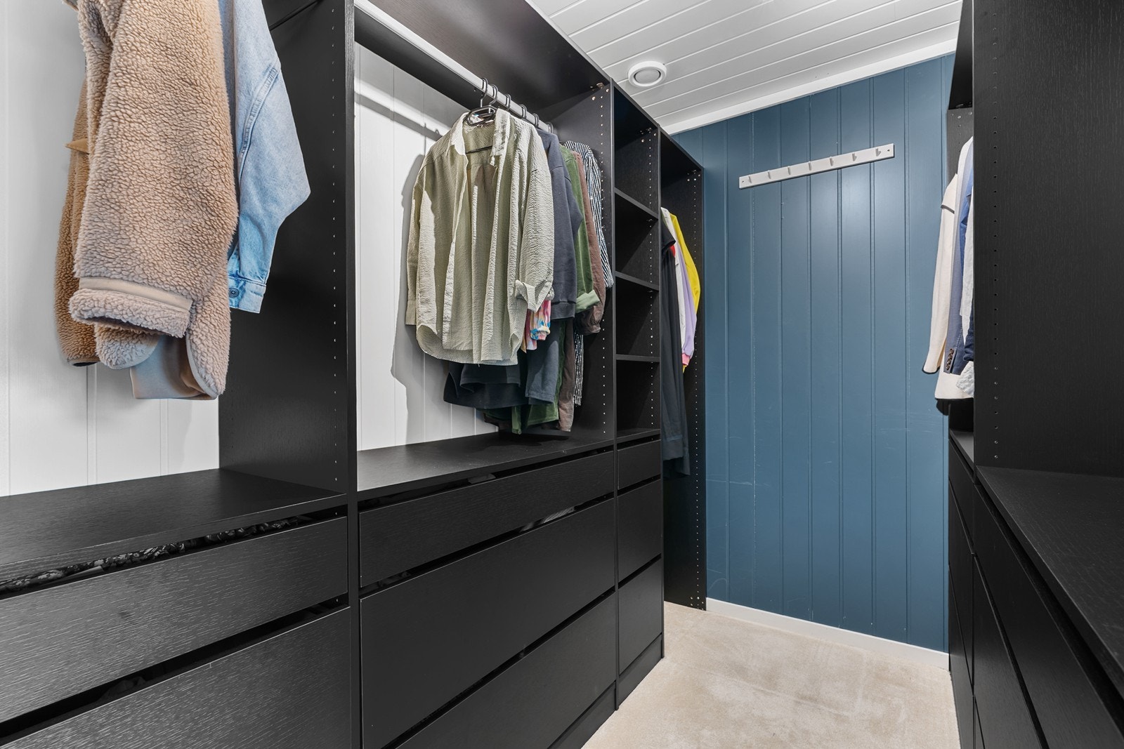 Rommet har gulvteppe, panelplater på vegger og med muligheter for å etablere egen walk-in-garderobe. Galleribilde
