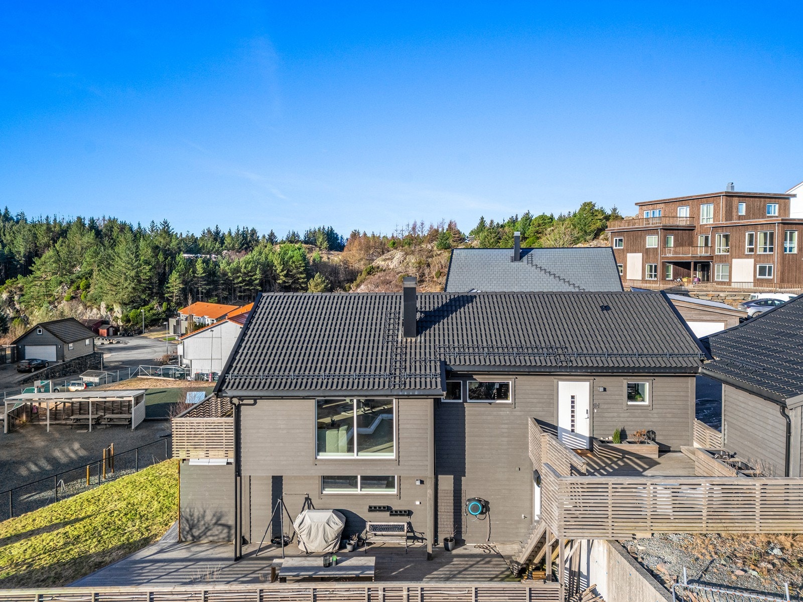 Eiendommen har en pent opparbeidet tomt med terrasseplattinger og gode uteoppholdsarealer Galleribilde