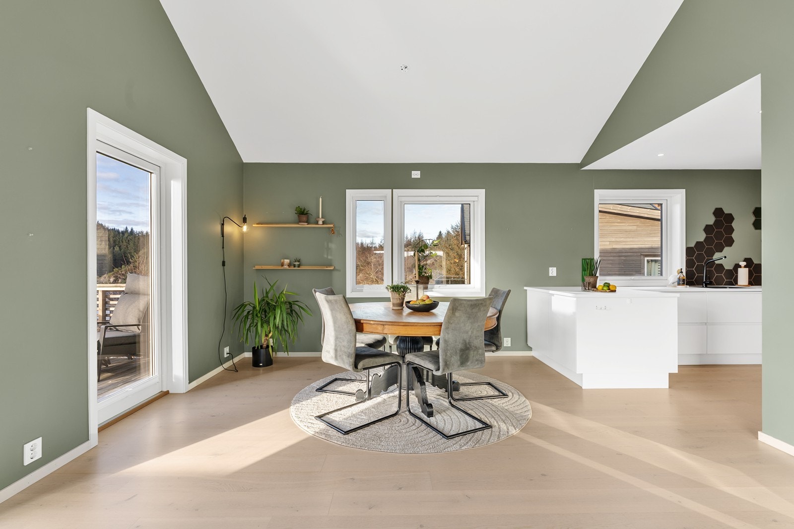 Stue og kjøkken ligger i åpen løsning med en naturlig inndeling mellom sonene. Galleribilde